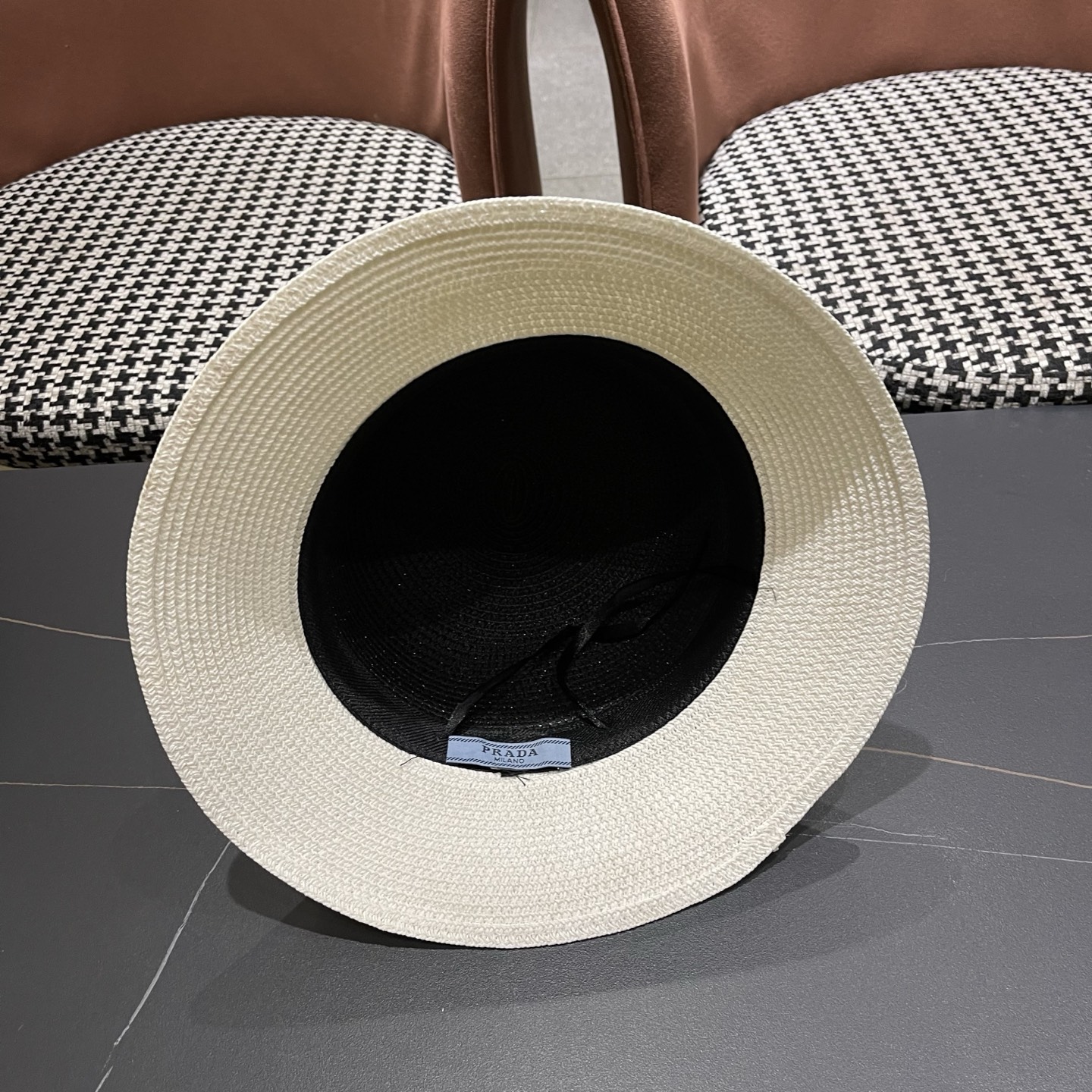 普拉达Prada 新款拼色草编水桶帽夏季出游透气遮阳帽子日系百搭草帽