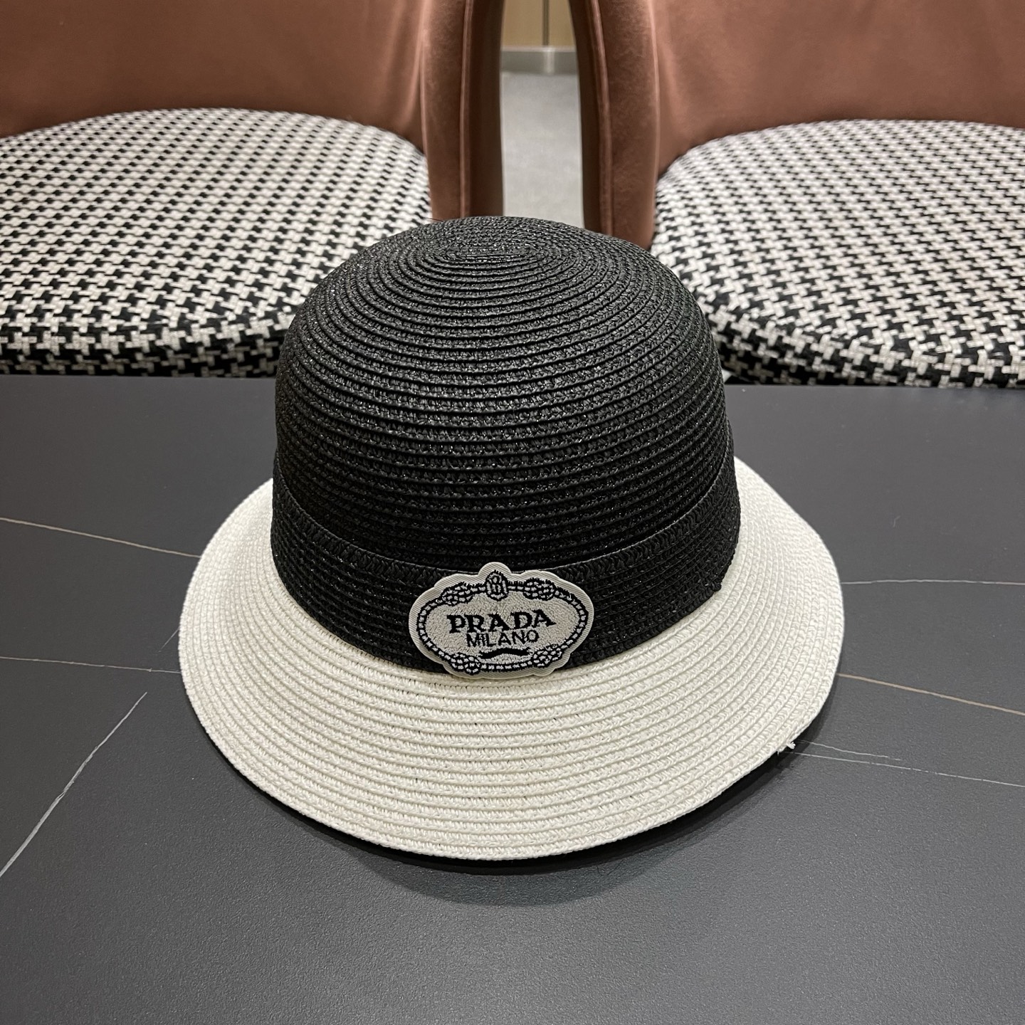 普拉达Prada 新款拼色草编水桶帽夏季出游透气遮阳帽子日系百搭草帽