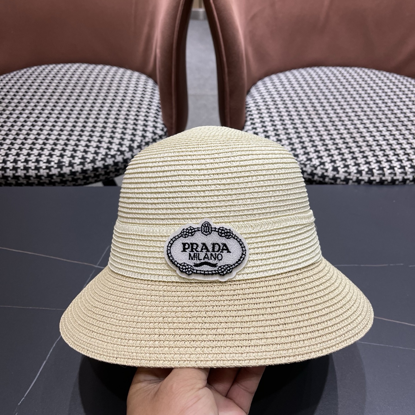 普拉达Prada 新款拼色草编水桶帽夏季出游透气遮阳帽子日系百搭草帽