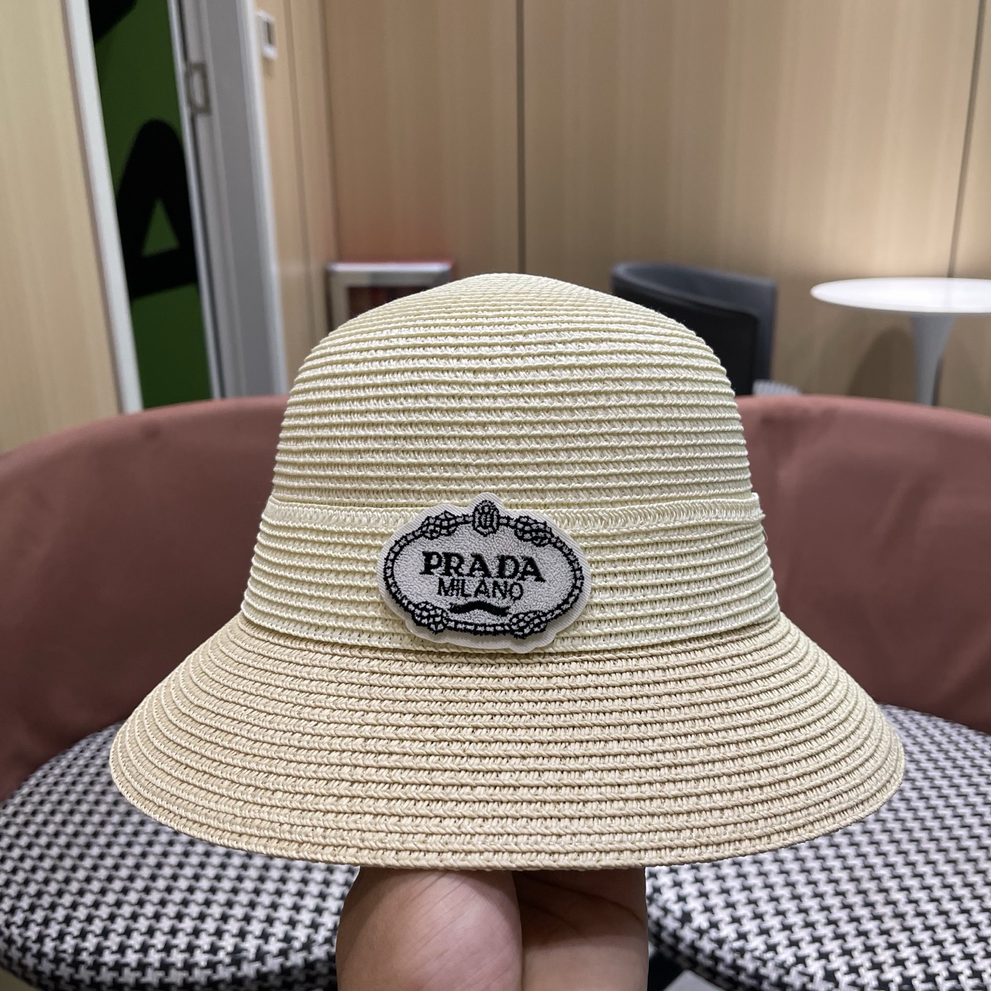 普拉达Prada 新款拼色草编水桶帽夏季出游透气遮阳帽子日系百搭草帽