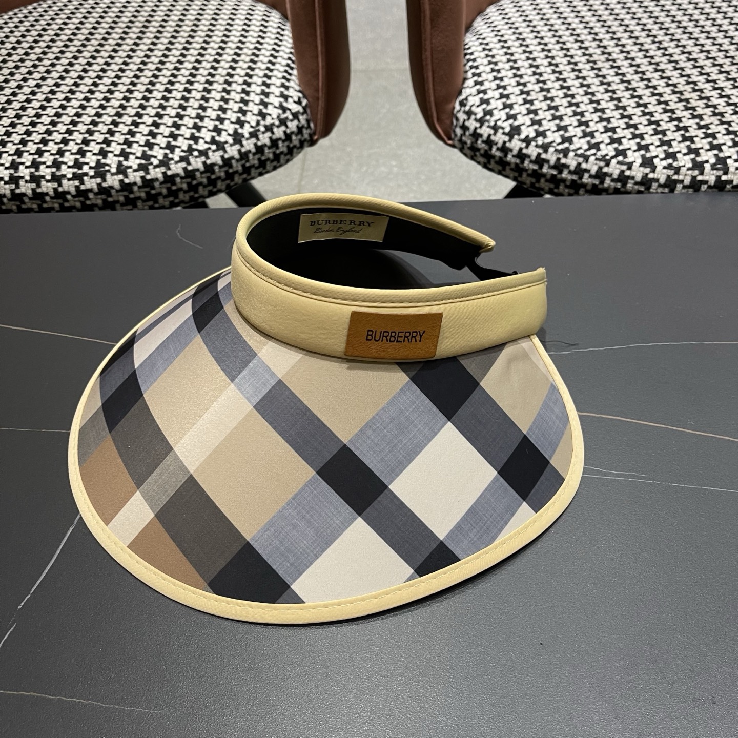 巴宝莉BURBERRY 英伦大格子发箍式遮阳防晒空顶帽女夏季防紫外线加大帽檐太阳帽子