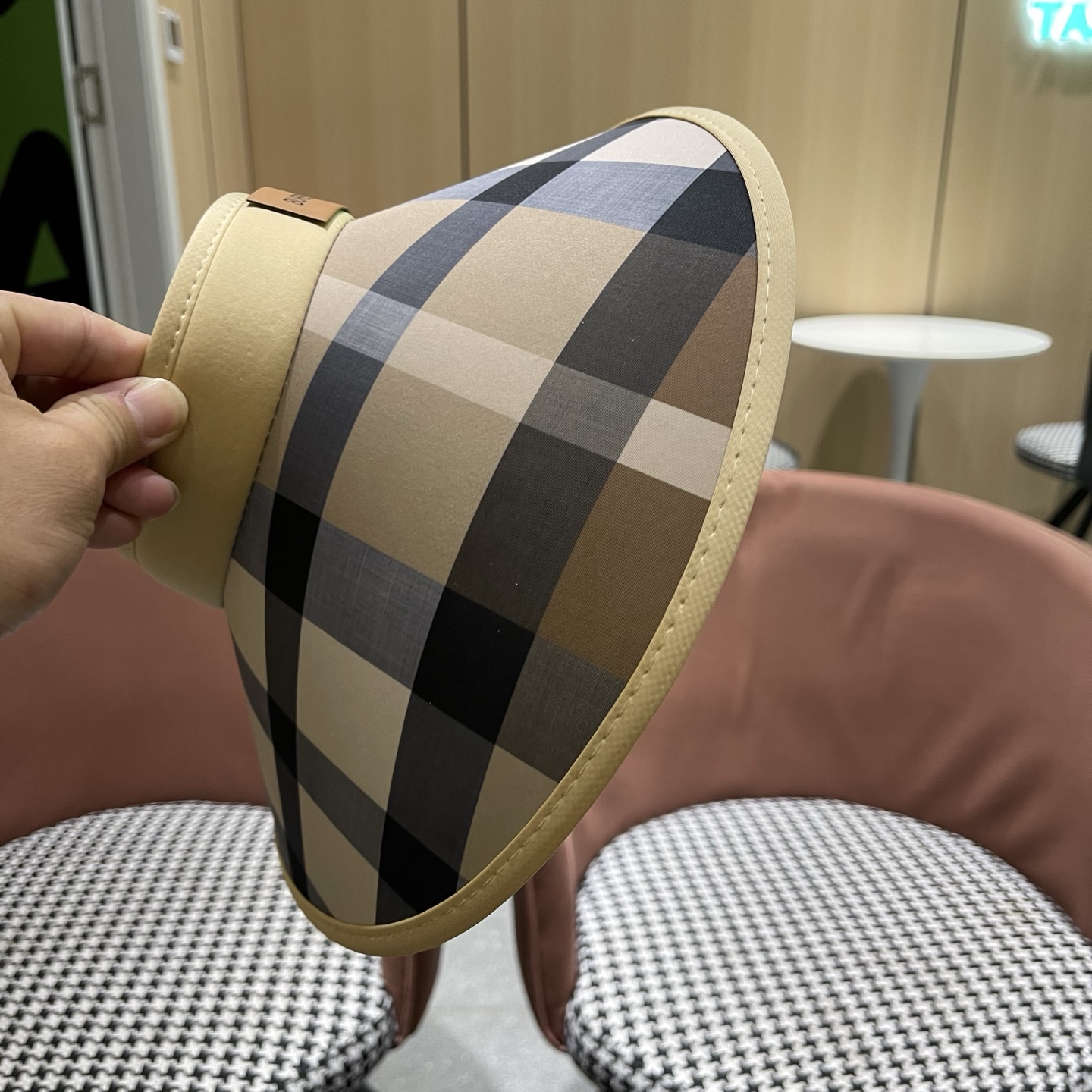 巴宝莉BURBERRY 英伦大格子发箍式遮阳防晒空顶帽女夏季防紫外线加大帽檐太阳帽子