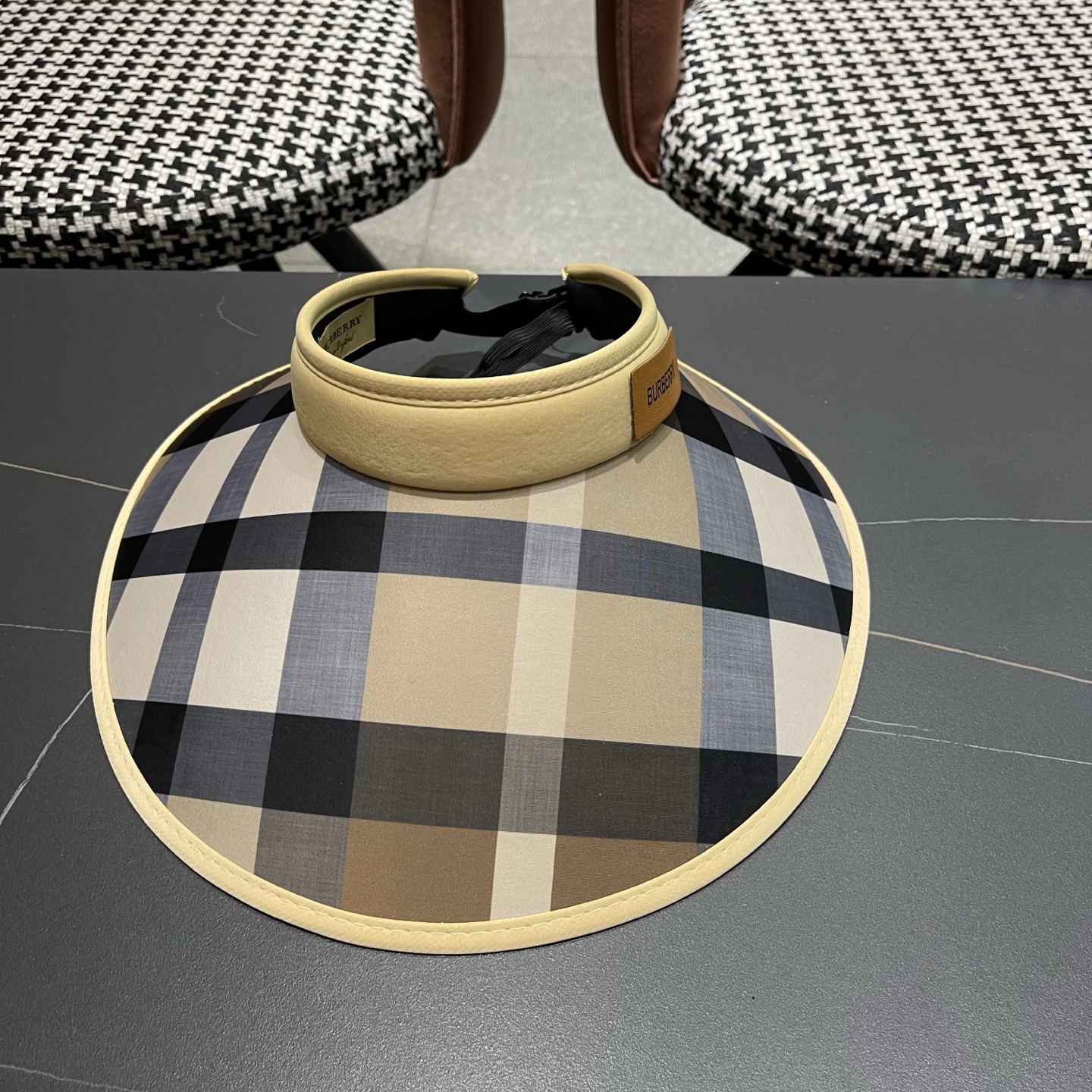 巴宝莉BURBERRY 英伦大格子发箍式遮阳防晒空顶帽女夏季防紫外线加大帽檐太阳帽子
