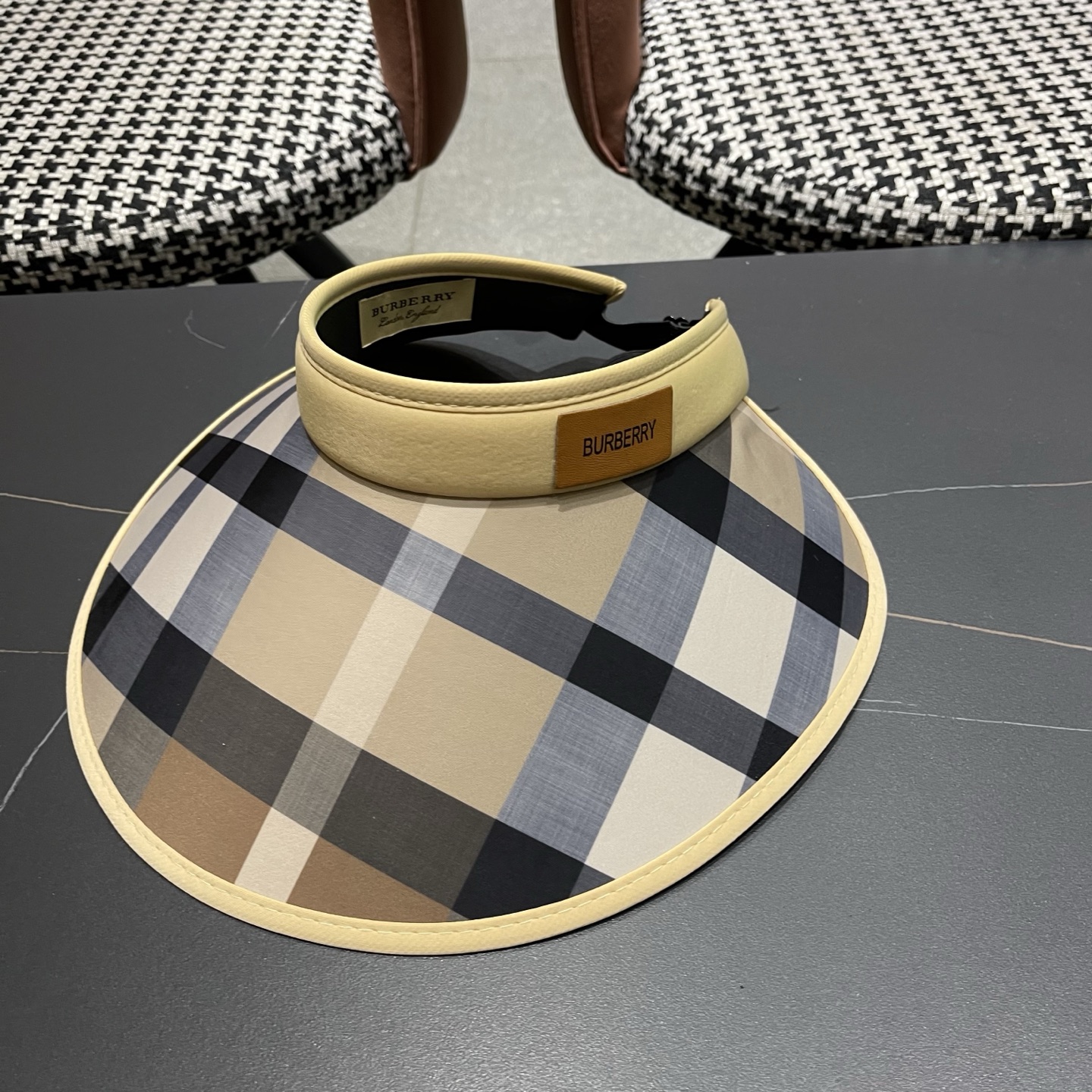 巴宝莉BURBERRY 英伦大格子发箍式遮阳防晒空顶帽女夏季防紫外线加大帽檐太阳帽子