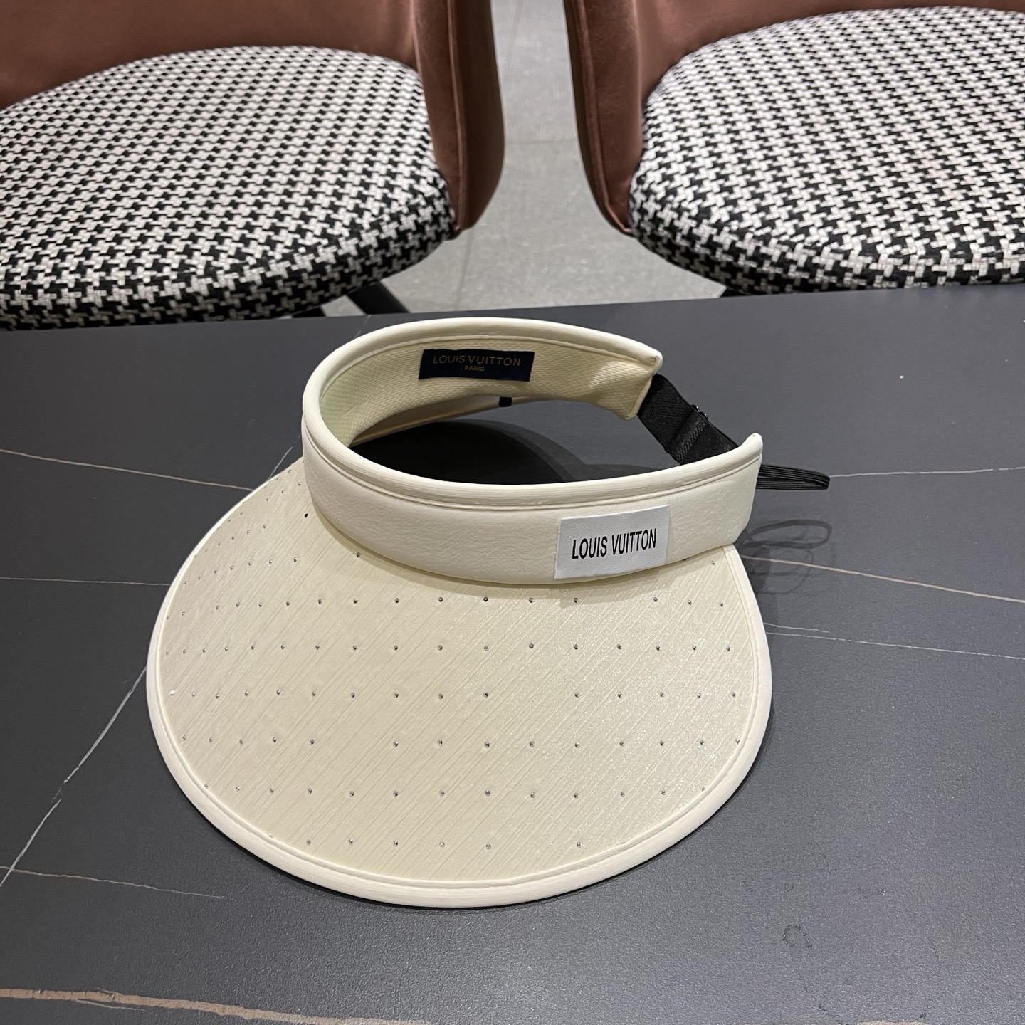 NO:884676,LV Louis Vuitton high-end headband empty top hat women's summer large-brimmed sun hat sun hat outdoor cycling trip hairpin sun hat hat straw hat fisherman hat baseball cap, hat, louis vuitton, louis vuitton, espadrilles, hats19860909LV路易威登 高级感发箍空顶帽女夏季大檐遮阳帽防晒帽户外骑车出游发卡太阳帽帽子草帽渔夫帽棒球帽,帽子,louis vuitton,louis vuitton,espadrilles,hats,hat