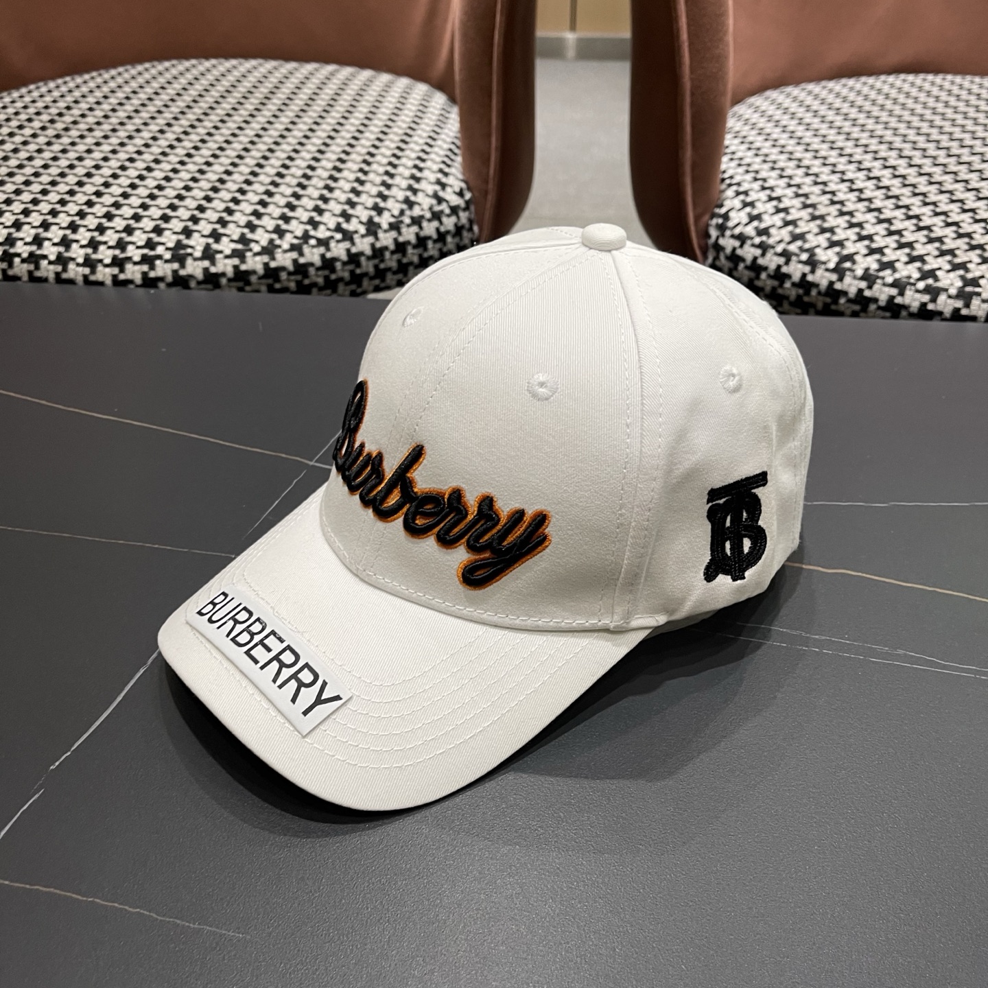 NO:866903,Burberry (Burberry) original baseball cap, best-selling model at the counter, 1:1 mold customization, canvas fabric, pure cotton lining, light and breathable. Perfect fit, accurate grid, original quality, exclusive physical photography, suitable for men and women. Hats, straw hats, fisherman hats, baseball caps, hats, burberry, burberry, espadrilles, hats19860909Burberry（巴宝莉）原单棒球帽, 专柜热卖款,1:1开模订制,帆布面料,纯棉内里,轻盈透气.完美版型,对格精准无误,原厂品质,独家实物拍摄,男女适用.帽子草帽渔夫帽棒球帽,帽子,burberry,burberry,espadrilles,hats,hat