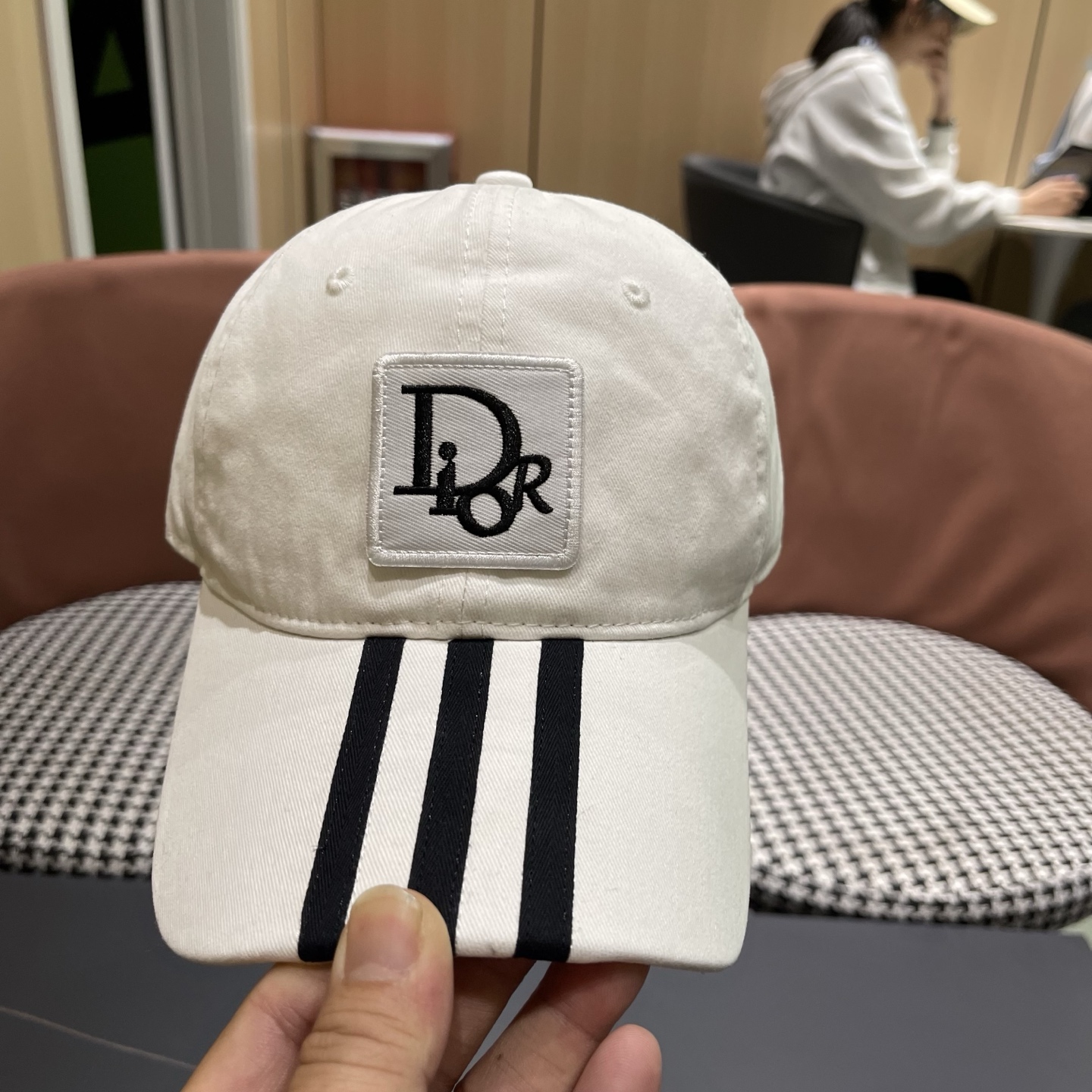 Dior迪奥 三条杠宽檐运动风新款鸭舌帽女小众个性遮阳简约深顶显脸小棒球帽