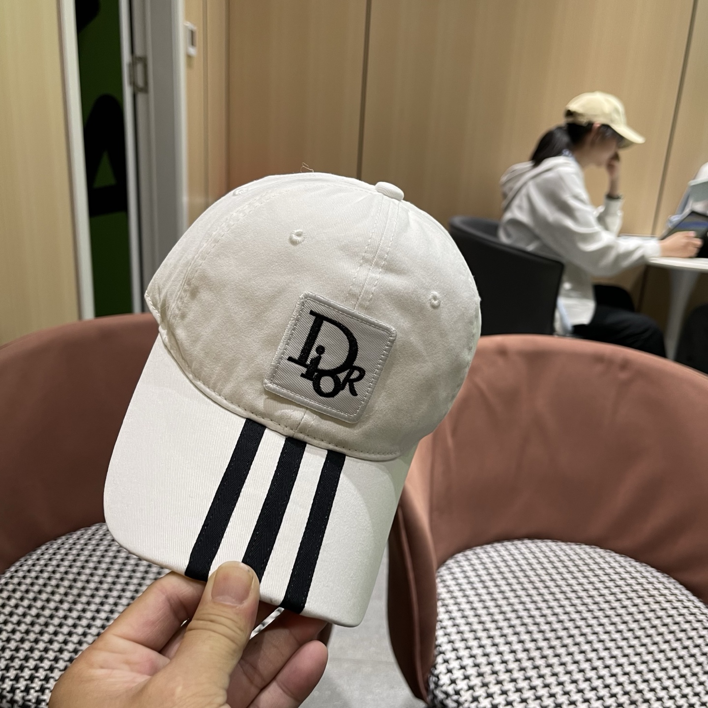 Dior迪奥 三条杠宽檐运动风新款鸭舌帽女小众个性遮阳简约深顶显脸小棒球帽
