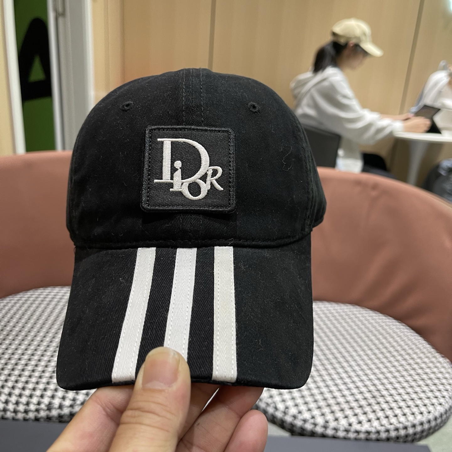 Dior迪奥 三条杠宽檐运动风新款鸭舌帽女小众个性遮阳简约深顶显脸小棒球帽