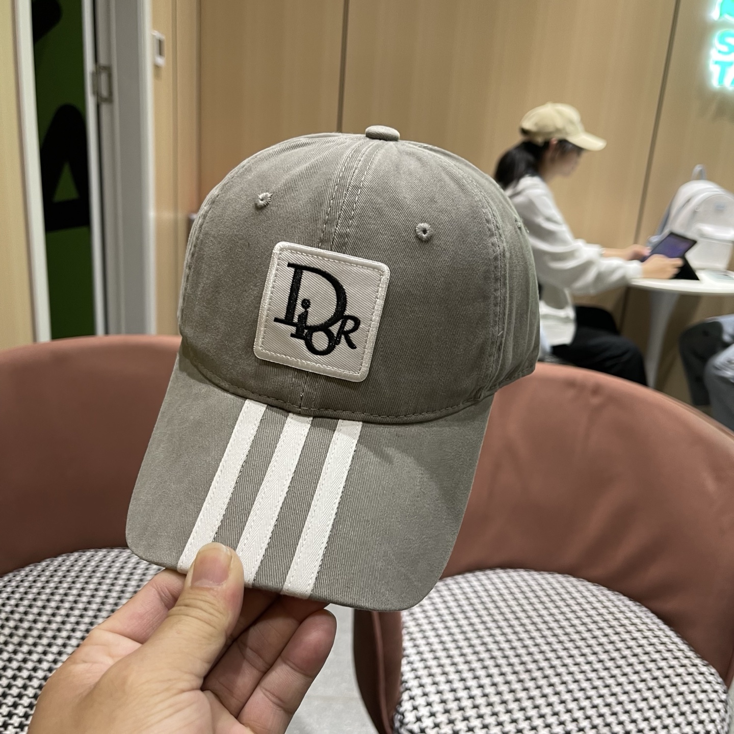 Dior迪奥 三条杠宽檐运动风新款鸭舌帽女小众个性遮阳简约深顶显脸小棒球帽