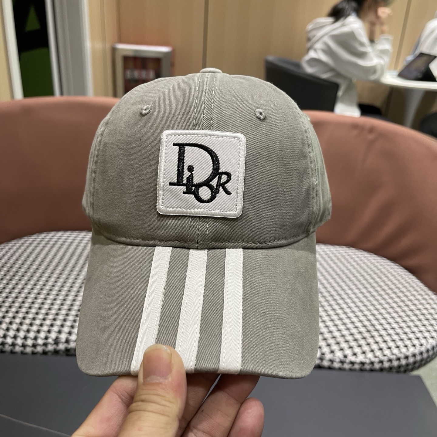 Dior迪奥 三条杠宽檐运动风新款鸭舌帽女小众个性遮阳简约深顶显脸小棒球帽