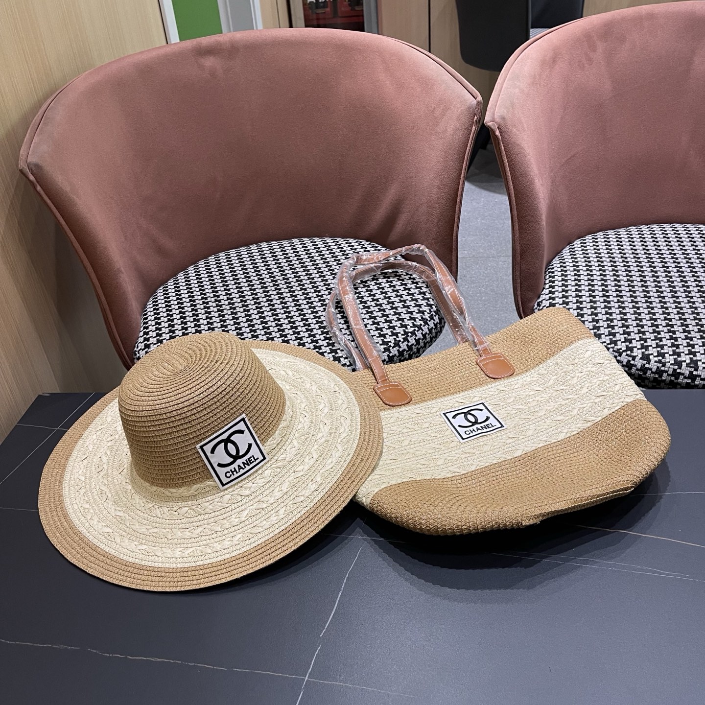 NO:948450,CHANEL Chanel straw hat straw bag two-piece set outdoor travel visor large brim to show face, small with large capacity tote bag hat straw hat bucket hat baseball cap, hat, chanel, chanel, espadrilles, espadrilles, totes, hats19860909CHANEL香奈儿草帽草编包两件套户外旅游遮阳帽大帽檐显脸,小配大容量托特包 帽子草帽渔夫帽棒球帽,帽子,chanel,chanel,espadrilles,espadrilles,totes,hats,hat
