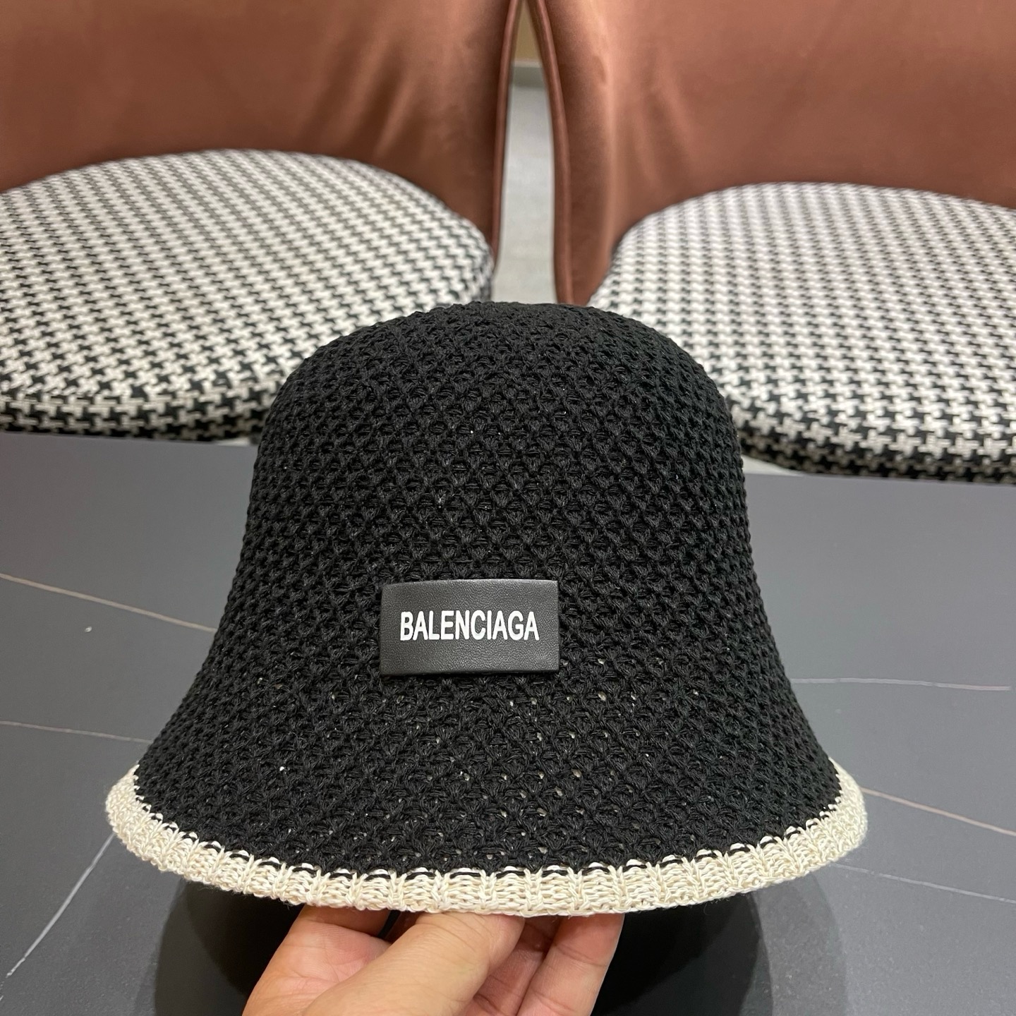 BALENCIAGA巴黎世家 新款春夏出游遮阳防晒透气编织渔夫 帽女简约显脸小水桶帽