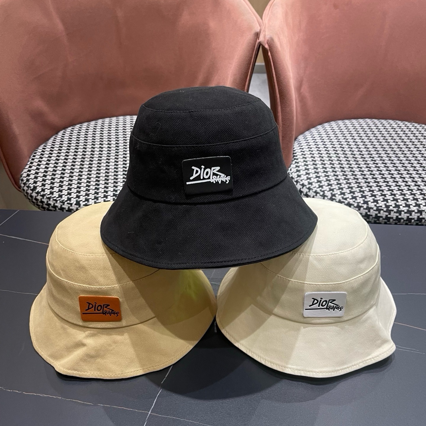 👒迪奥Dior渔夫帽，防晒指数超高，特别显脸小，有型不软塌，可随意折叠，携带方便🤗
