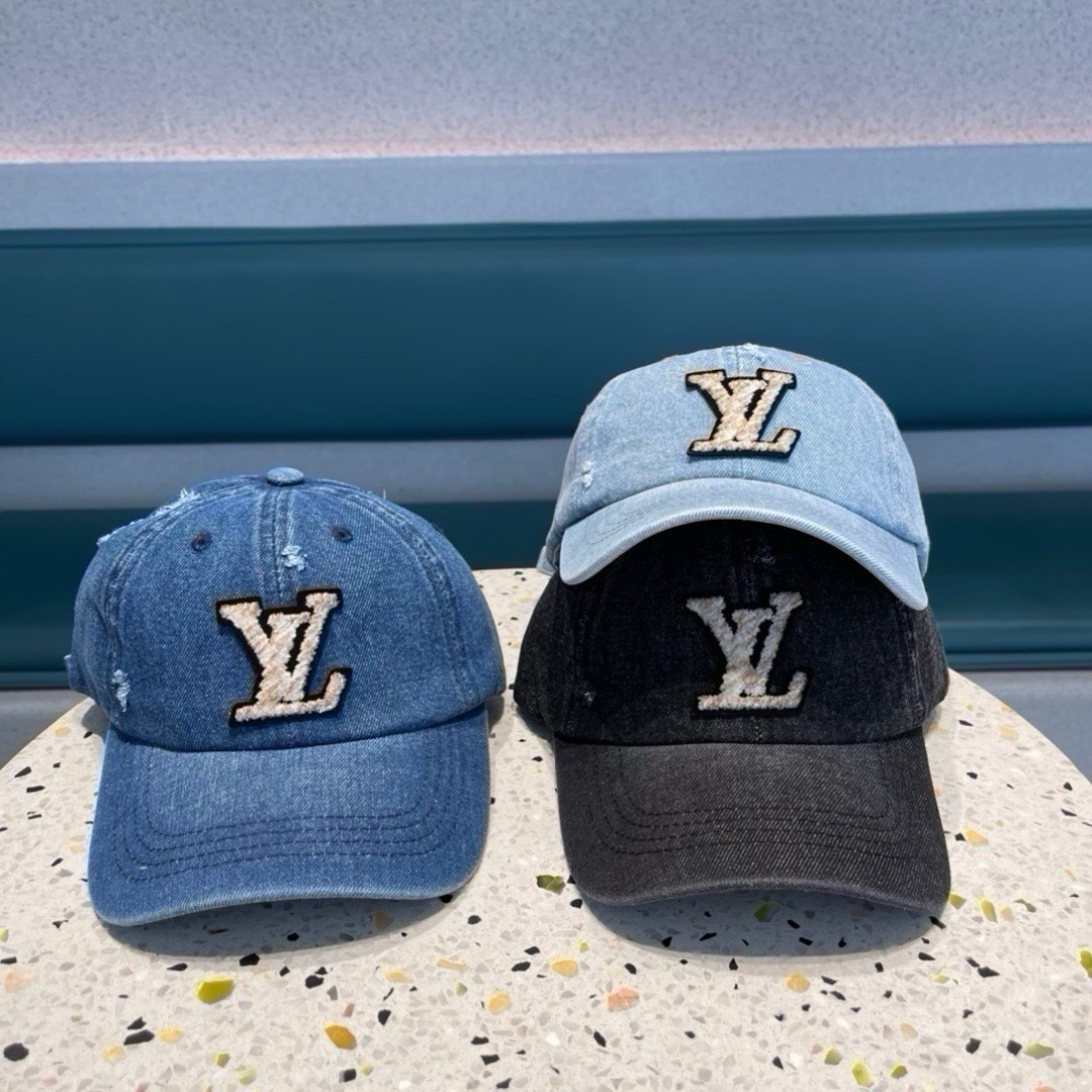 Lv路易威登  新款专柜同步牛仔洗水刺绣棒球帽  新款上架💙💙 今年家每款帽子都想拥有～ 设计轻易休闲时髦又带高级感 超