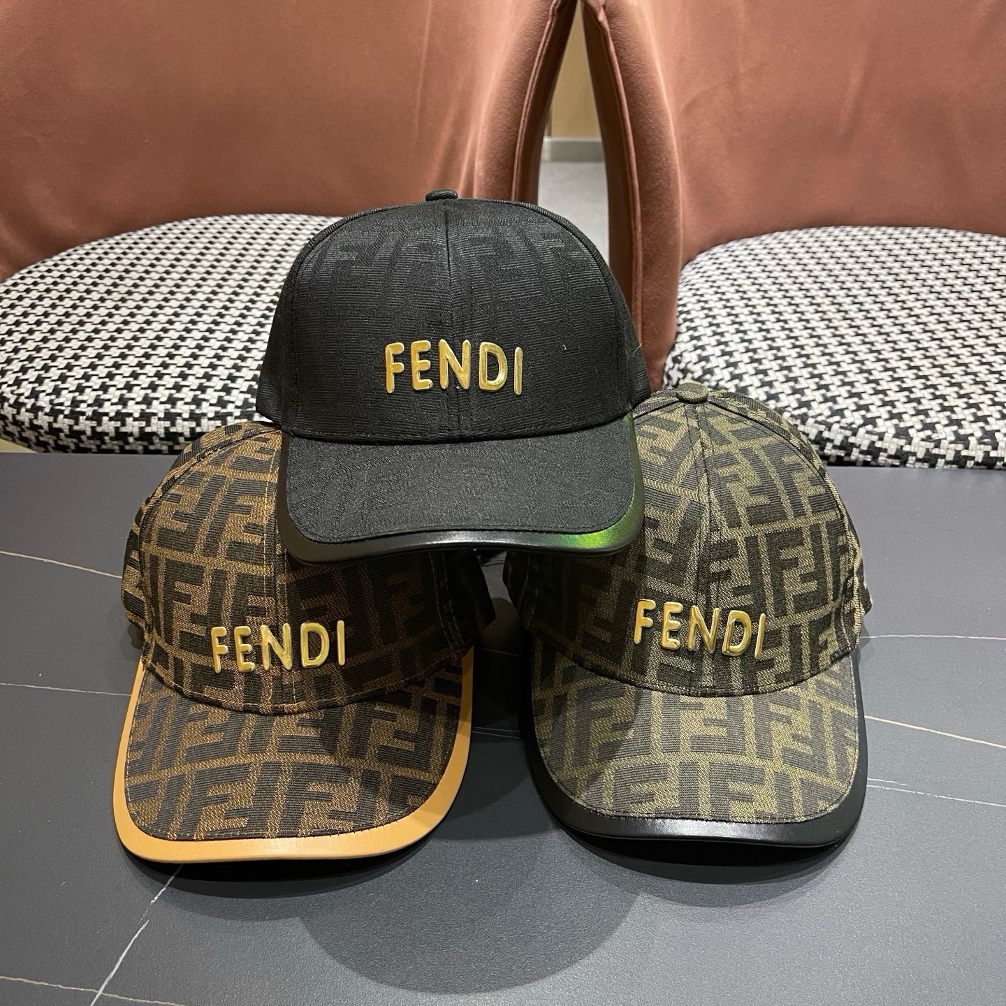 Fendi（芬迪）新款原单棒球帽， 双F提花，专柜常年热卖1:1开模订制轻盈透气！质量超赞，基础头围56，贴片可调节。上