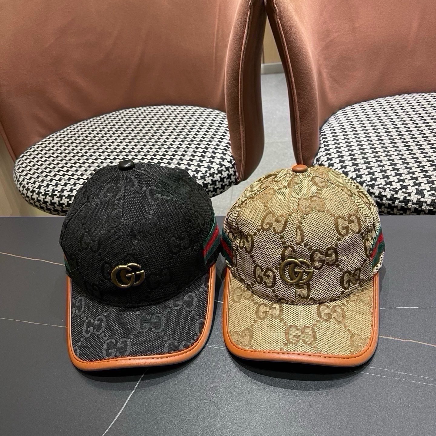 Gucci(古奇)经典原单棒球帽，1:1开模订制，质量超赞！帽檐头层牛皮压花，质量极好！基础头围56，贴片可调节，热卖款