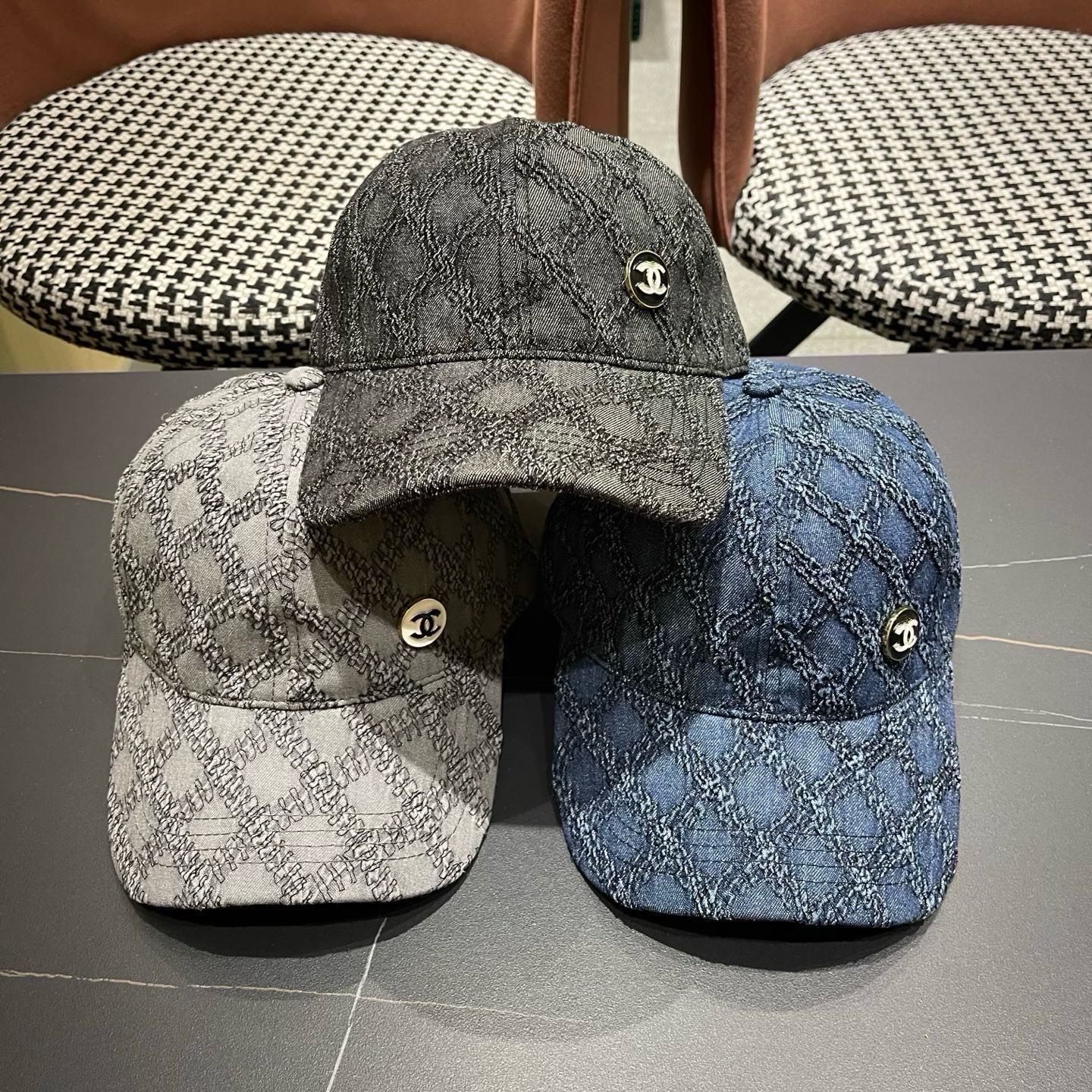 CHANEL香奈儿新款🆕复古款式棒球帽🧢🔸 节假日旅游带它出去美美哒❕  中古款哟.这种帽子不容易撞款 😬 现货
