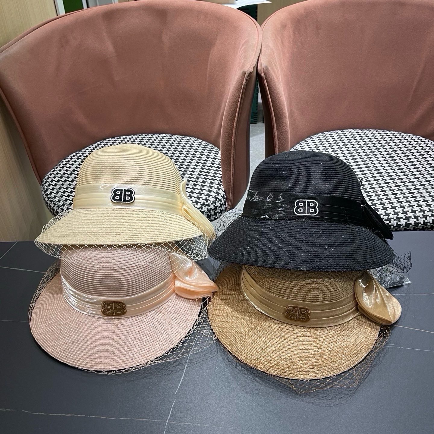 BALENCIAGA巴黎世家草帽新款韩系蝴蝶结草帽后开叉渔夫帽女 士海边沙滩帽遮阳帽 