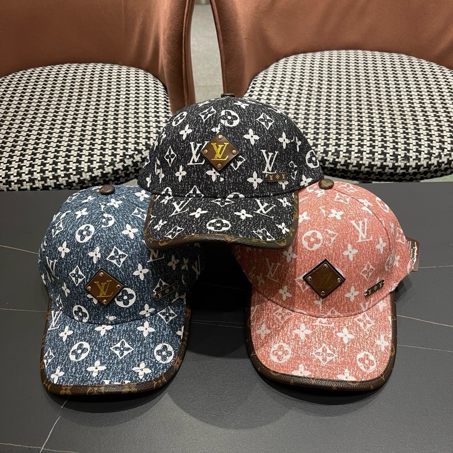 LV(路易威登)新款原单棒球帽，L专柜1:1开模订制，原版帆布面料精细刺绣！质量超赞，基础头围56，贴片可调节。