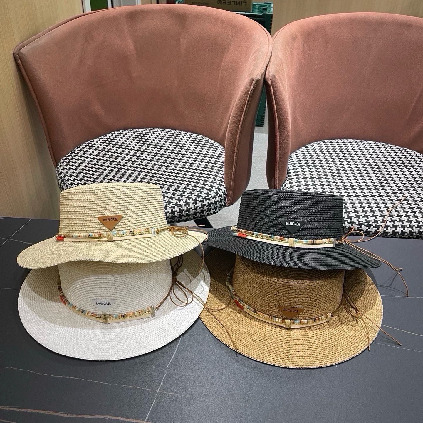 Balenciaga（巴黎世家）早春新款平顶韩版休闲时尚，质地硬朗，手感非常好，名媛必备！遮阳帽草帽