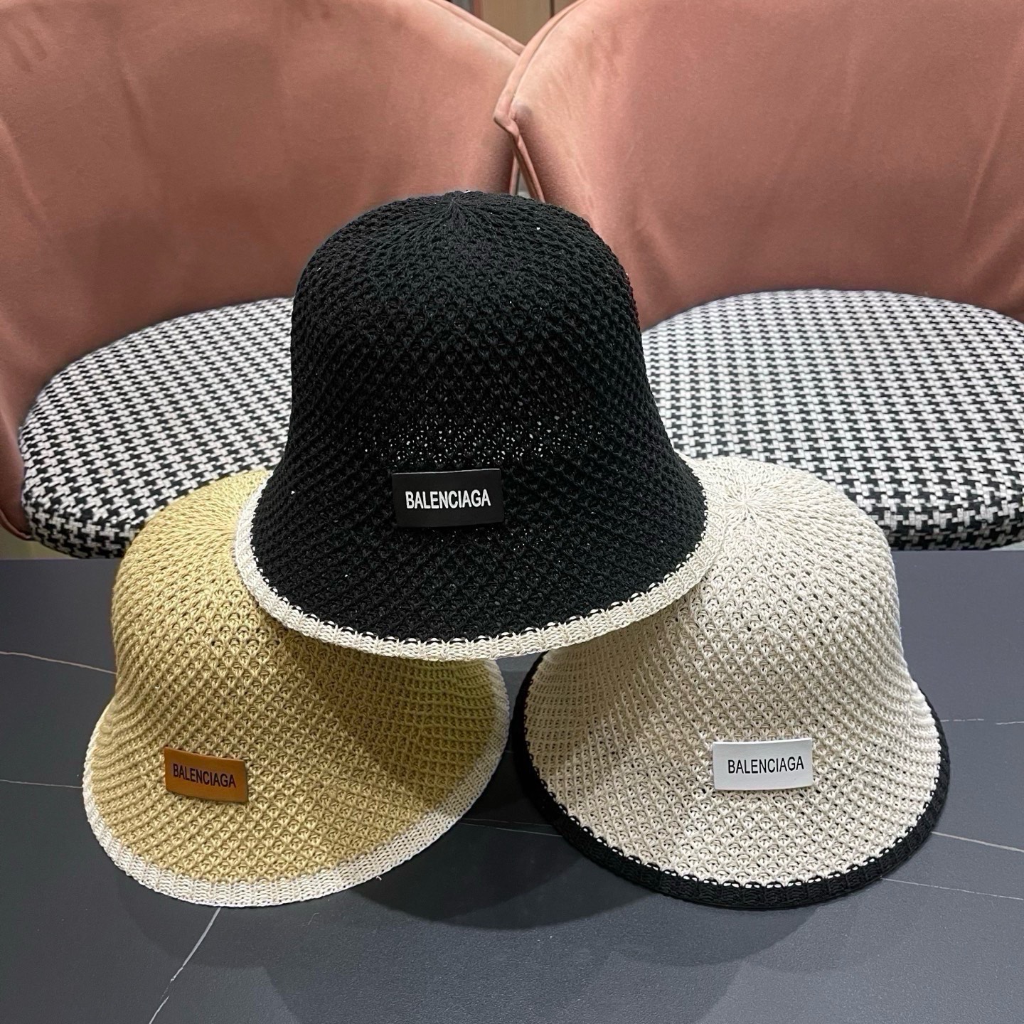 BALENCIAGA巴黎世家 新款春夏出游遮阳防晒透气编织渔夫 帽女简约显脸小水桶帽