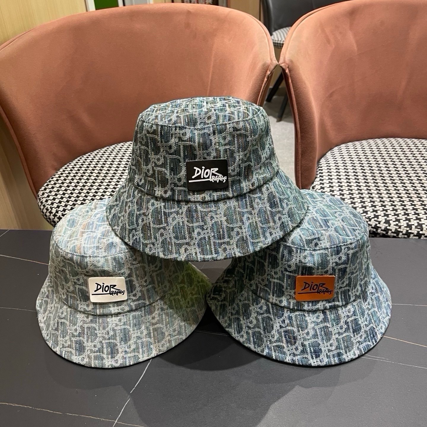迪奥Dior👒 😍官网最新渔夫帽，防晒指数超高，特别显脸小，有型不软塌，可随意折叠，携带方便🤗