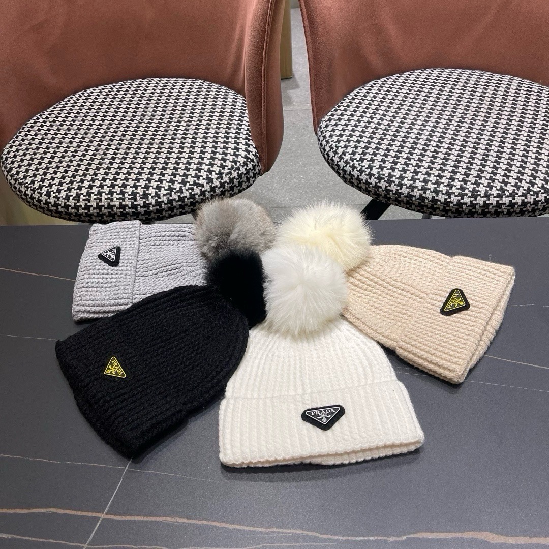 🧢普拉达PRADA👒 2026秋冬0配狐狸毛球专柜针织毛线帽，超火爆💖质感一流，出街超好搭配！减龄神器