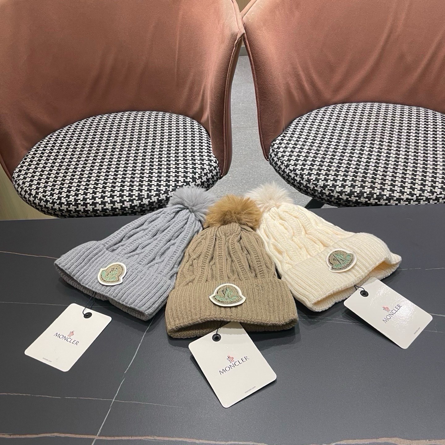 MONCLER（蒙口）毛线帽冬季女帽子加绒保暖白色百搭针织毛球帽 防寒护耳加厚显脸小