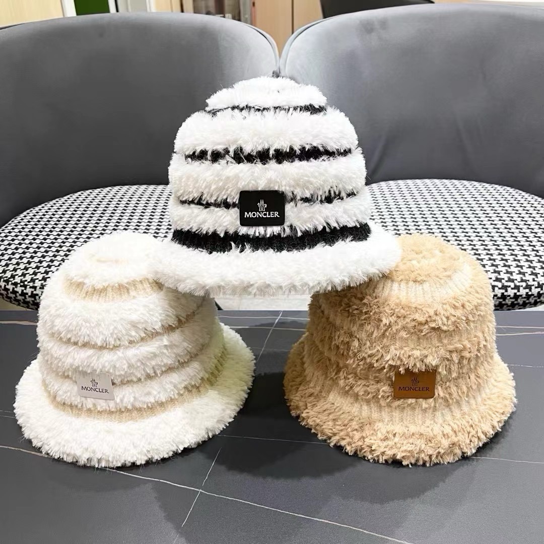 MONCLER蒙口🎩秋新款羊羔毛绒加厚高品质秋冬渔夫帽超火爆💖质感很赞，出街超好搭配！