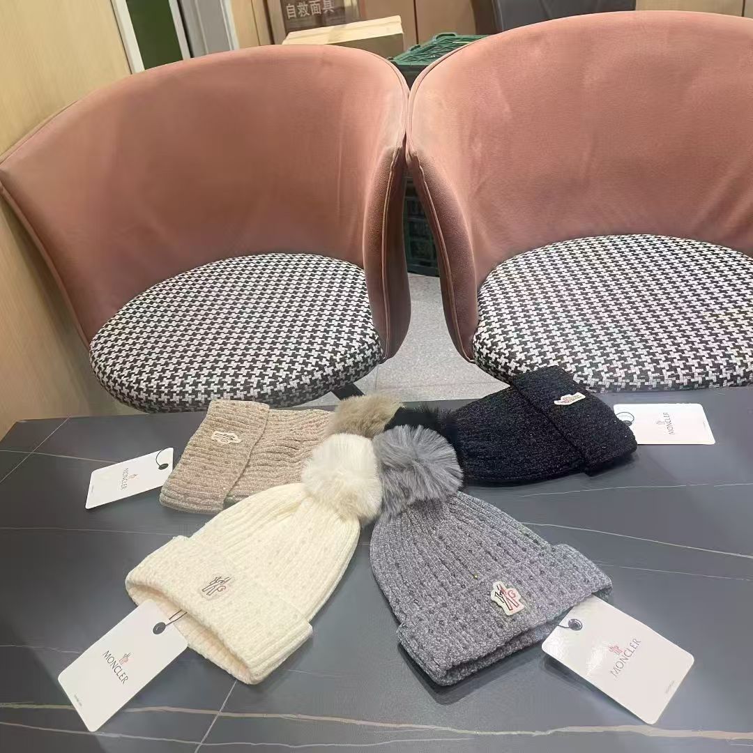 Moncler 蒙口带钻针织毛线帽高品质定制！这款必定是极简主义的最爱干净，利索，时尚百搭，绝对不挑脸型！ 