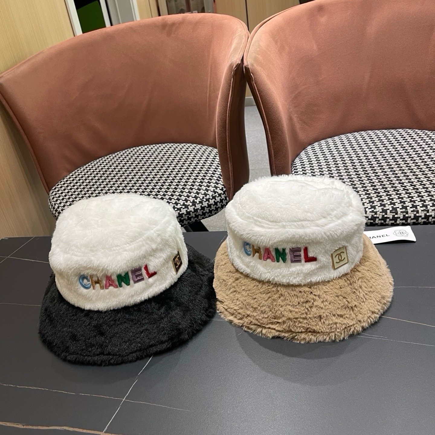 CHANEL香奈儿帽子女秋冬季显脸小字母毛绒渔夫帽加 厚保暖素颜遮脸百搭盆帽