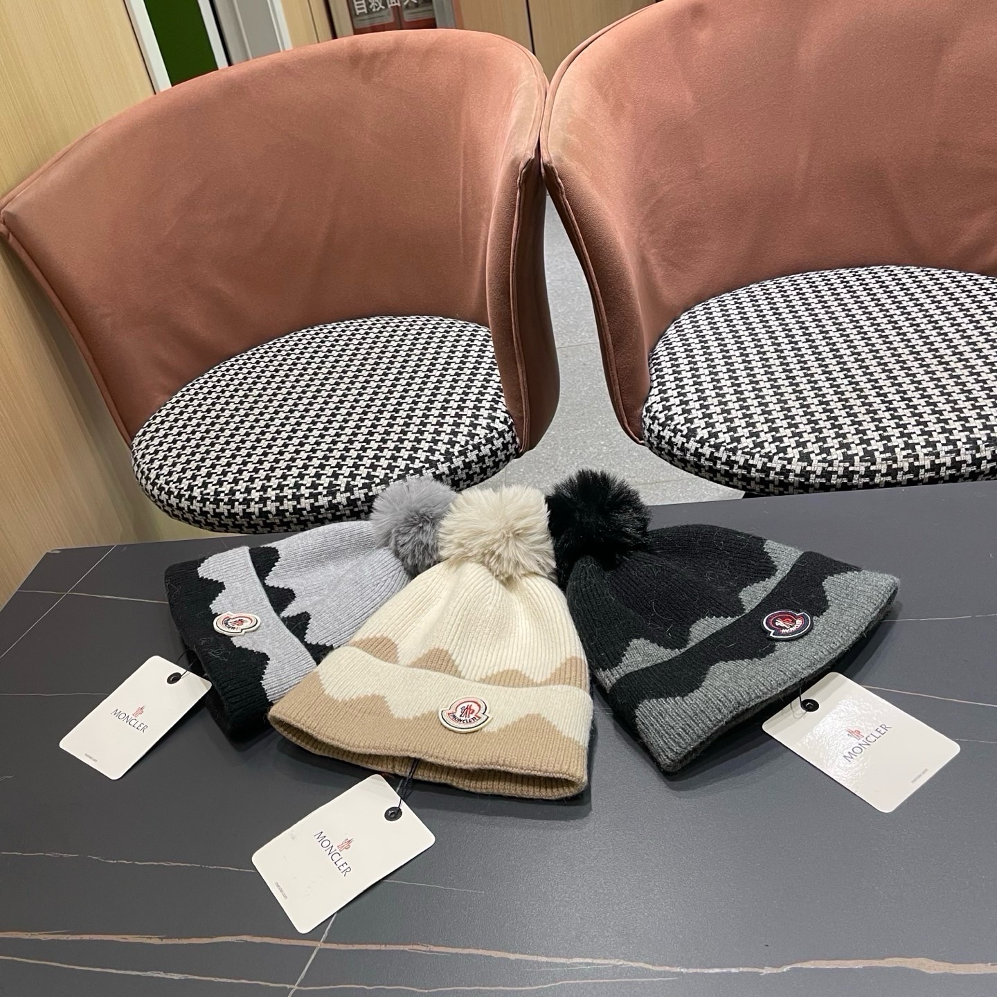 MONCLER（蒙口） 双层保暖加绒加厚简约时尚带毛球护耳毛绒针织帽提花拼色欧美女款