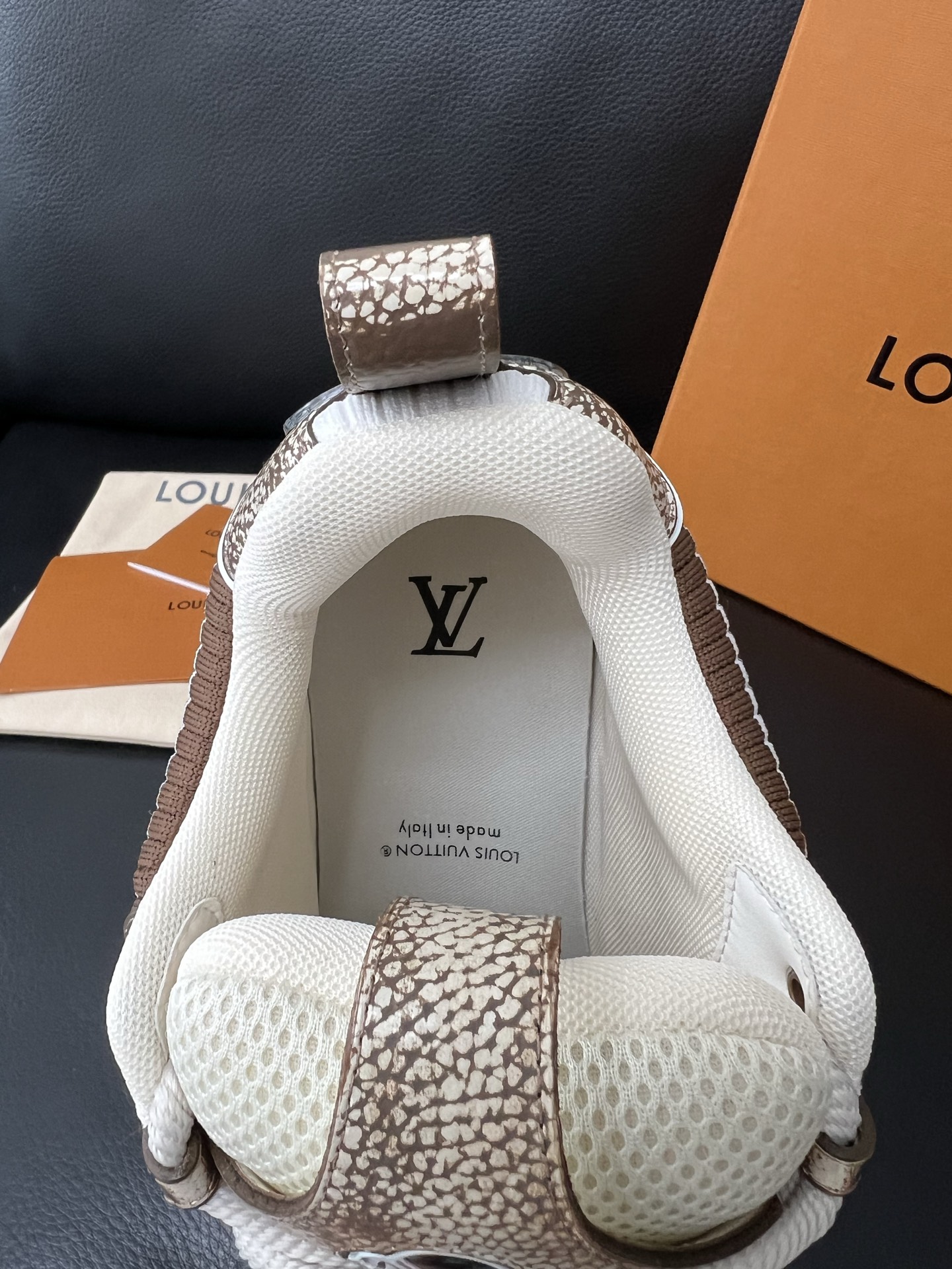  Lv 🔍顶级代购🇮🇹 路易威登，运动板鞋专柜同步，鞋面意大利进口，高品质拼接缤纷色彩复杂工艺品，进口网