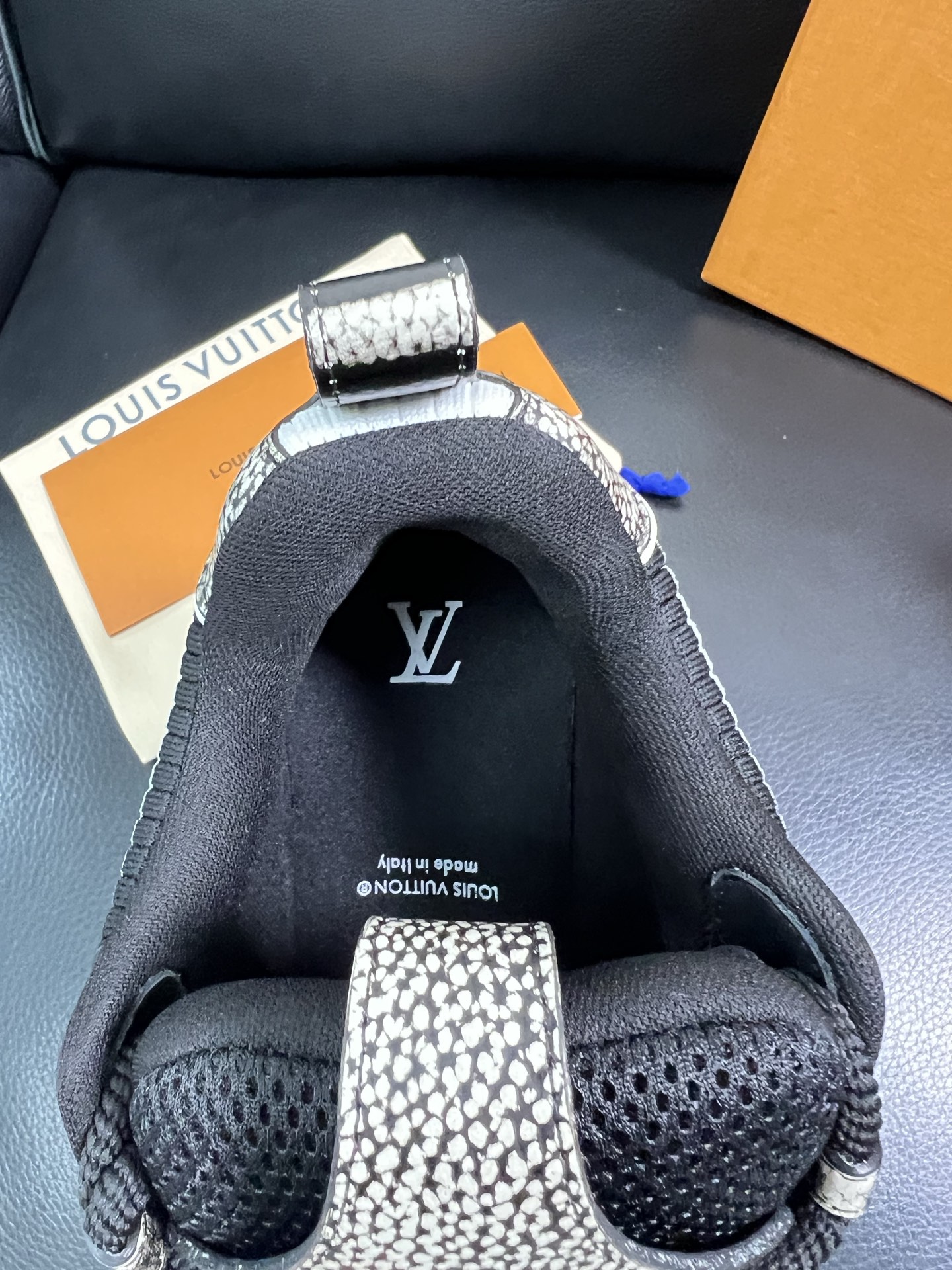  Lv 🔍顶级代购🇮🇹 路易威登，运动板鞋专柜同步，鞋面意大利进口，高品质拼接缤纷色彩复杂工艺品，进口网