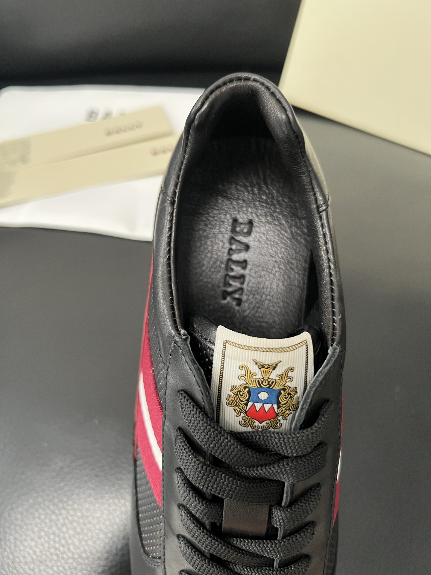  BALLY🔍顶级代购🇮🇹 巴利 经典配色专柜同步，鞋面意大利进口牛皮面料，进口水染牛皮里垫 ，鞋底：原
