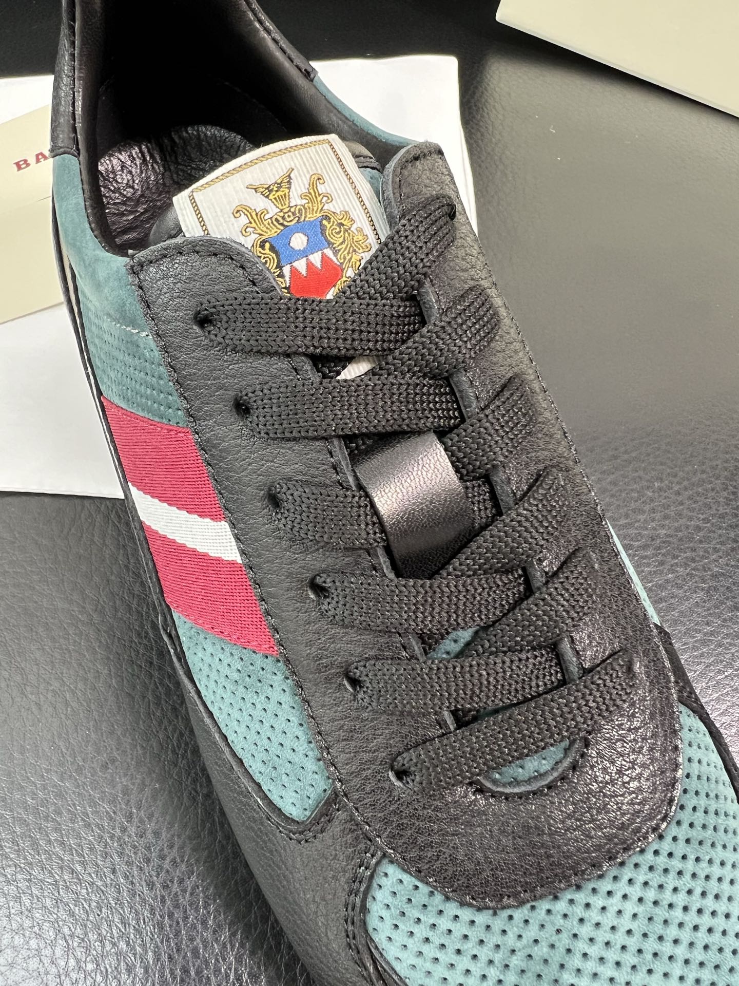 BALLY🔍顶级代购🇮🇹 巴利 经典配色专柜同步，鞋面意大利进口牛皮面料，进口水染牛皮里垫 ，鞋底：原