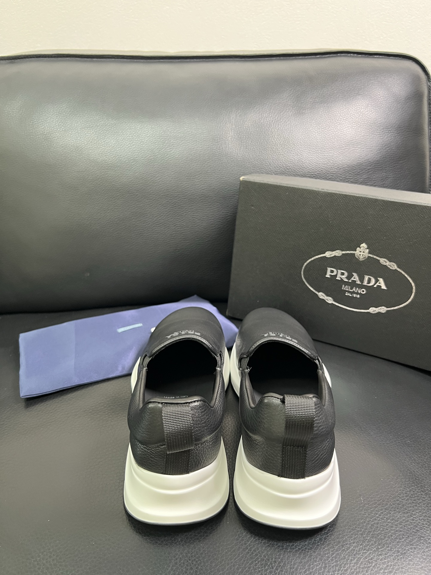  Prada🔍顶级代购🇮🇹 普拉达 专柜新款，原厂配置意大利进口牛皮面料，高品质复杂拼接工艺，进口牛皮内