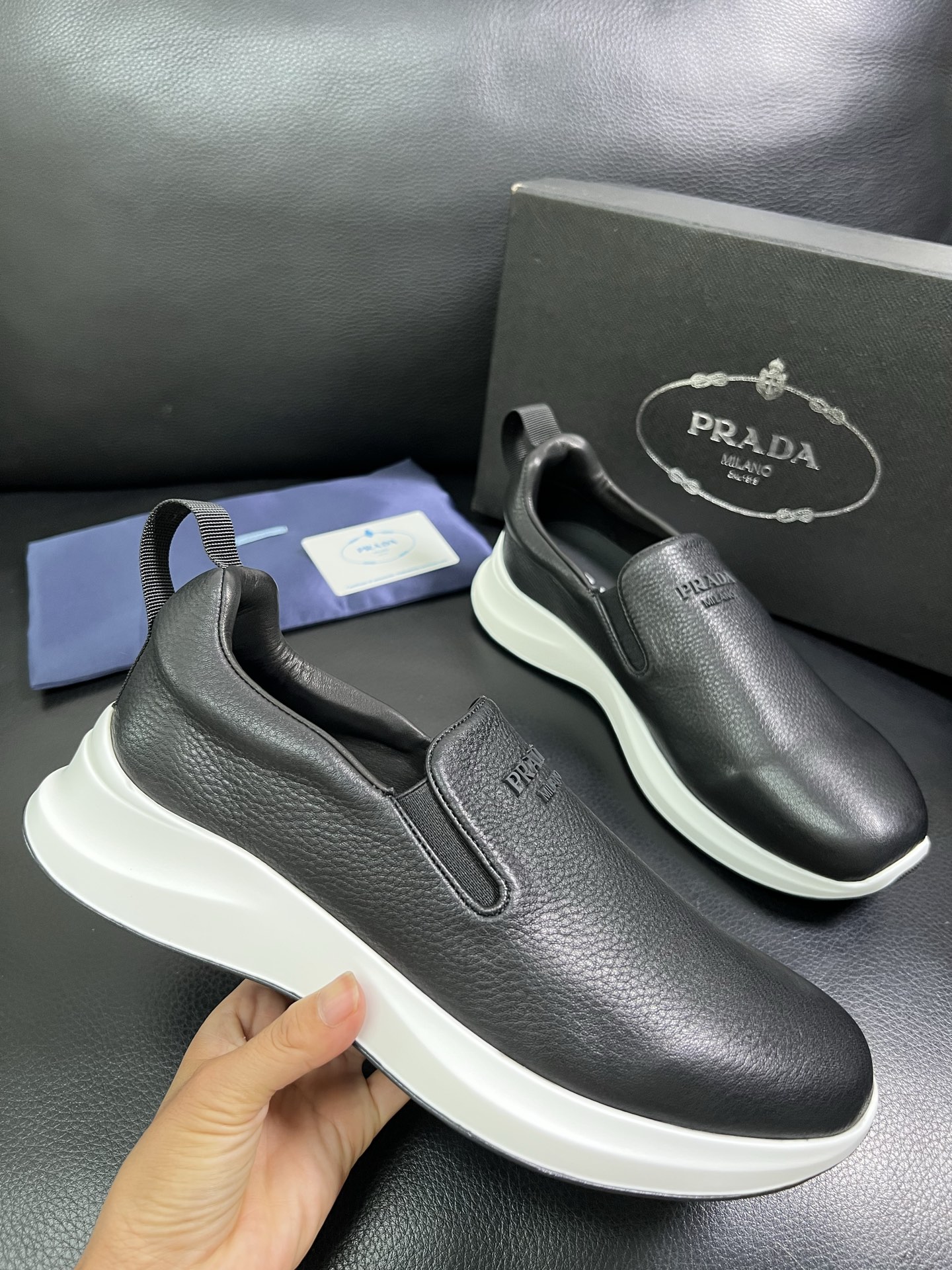  Prada🔍顶级代购🇮🇹 普拉达 专柜新款，原厂配置意大利进口牛皮面料，高品质复杂拼接工艺，进口牛皮内