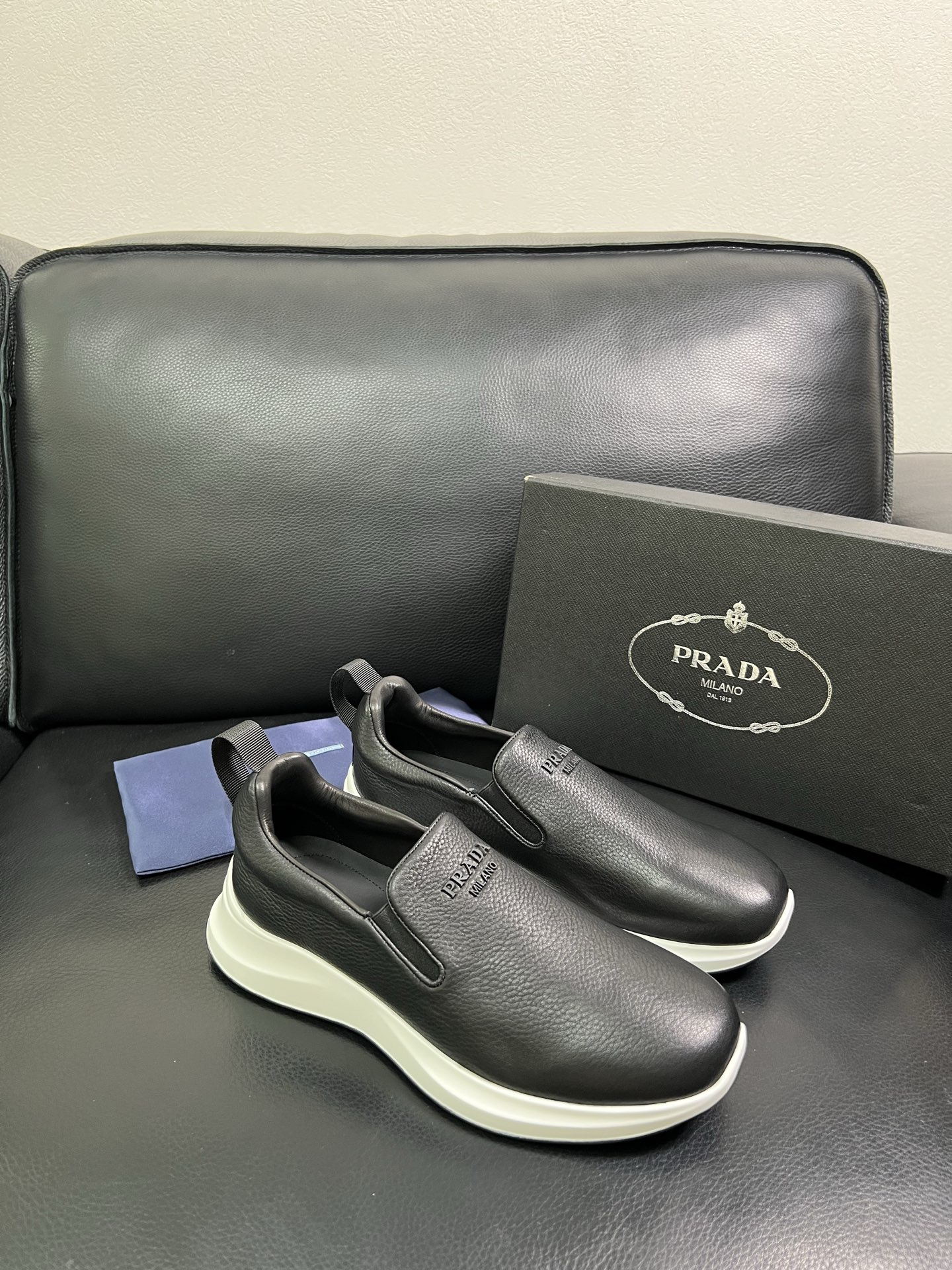  Prada🔍顶级代购🇮🇹 普拉达 专柜新款，原厂配置意大利进口牛皮面料，高品质复杂拼接工艺，进口牛皮内