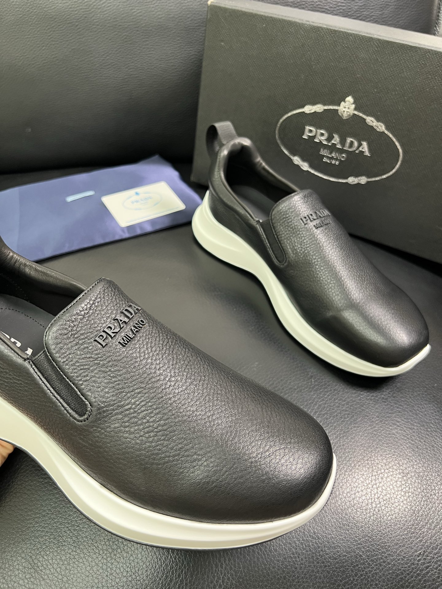  Prada🔍顶级代购🇮🇹 普拉达 专柜新款，原厂配置意大利进口牛皮面料，高品质复杂拼接工艺，进口牛皮内