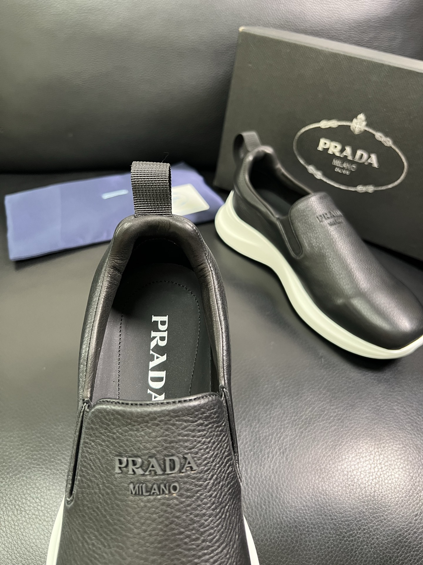  Prada🔍顶级代购🇮🇹 普拉达 专柜新款，原厂配置意大利进口牛皮面料，高品质复杂拼接工艺，进口牛皮内