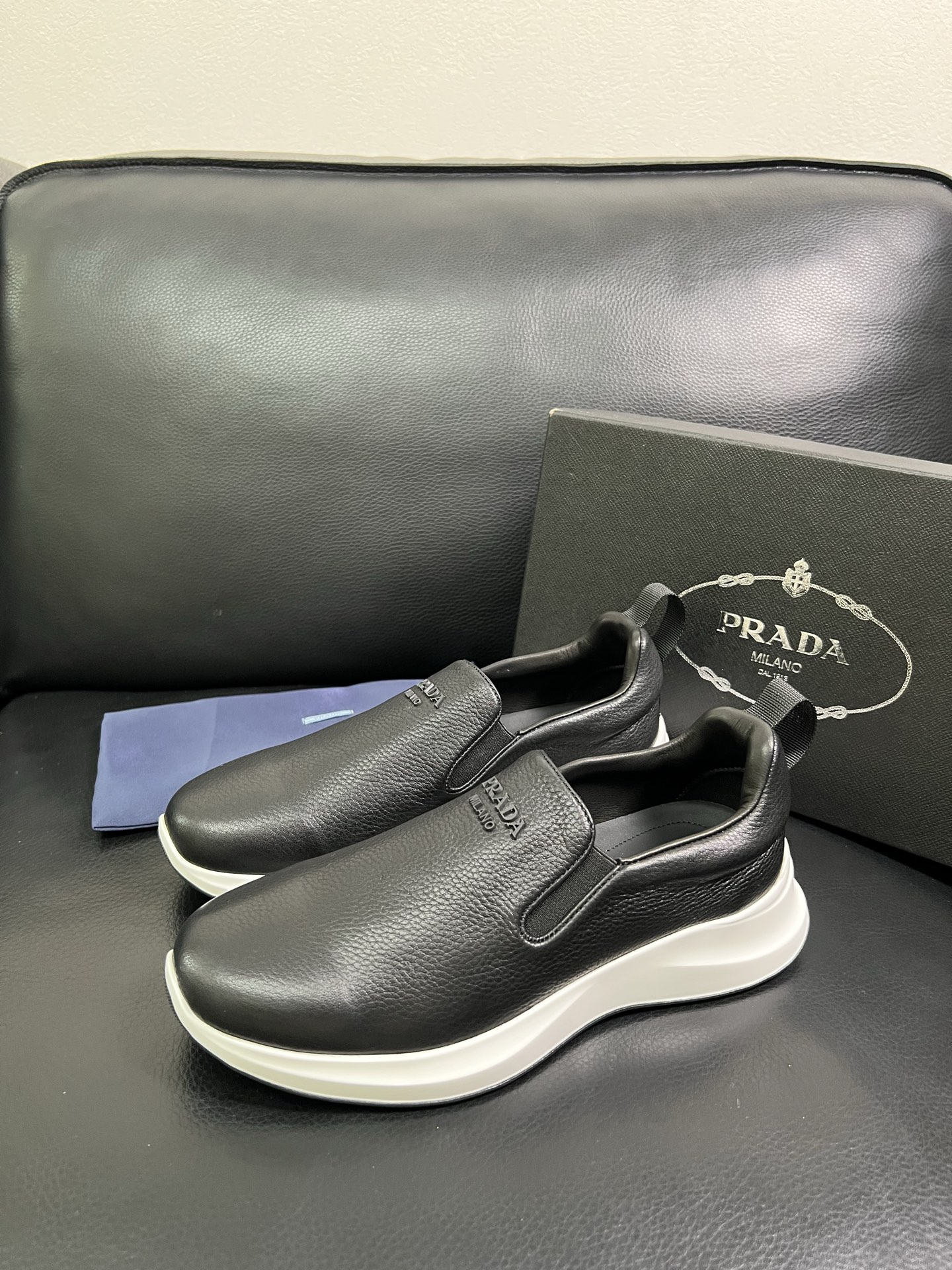  Prada🔍顶级代购🇮🇹 普拉达 专柜新款，原厂配置意大利进口牛皮面料，高品质复杂拼接工艺，进口牛皮内