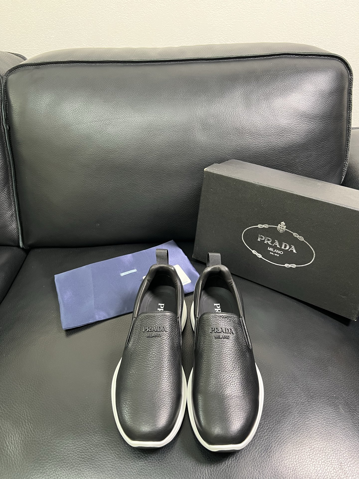  Prada🔍顶级代购🇮🇹 普拉达 专柜新款，原厂配置意大利进口牛皮面料，高品质复杂拼接工艺，进口牛皮内