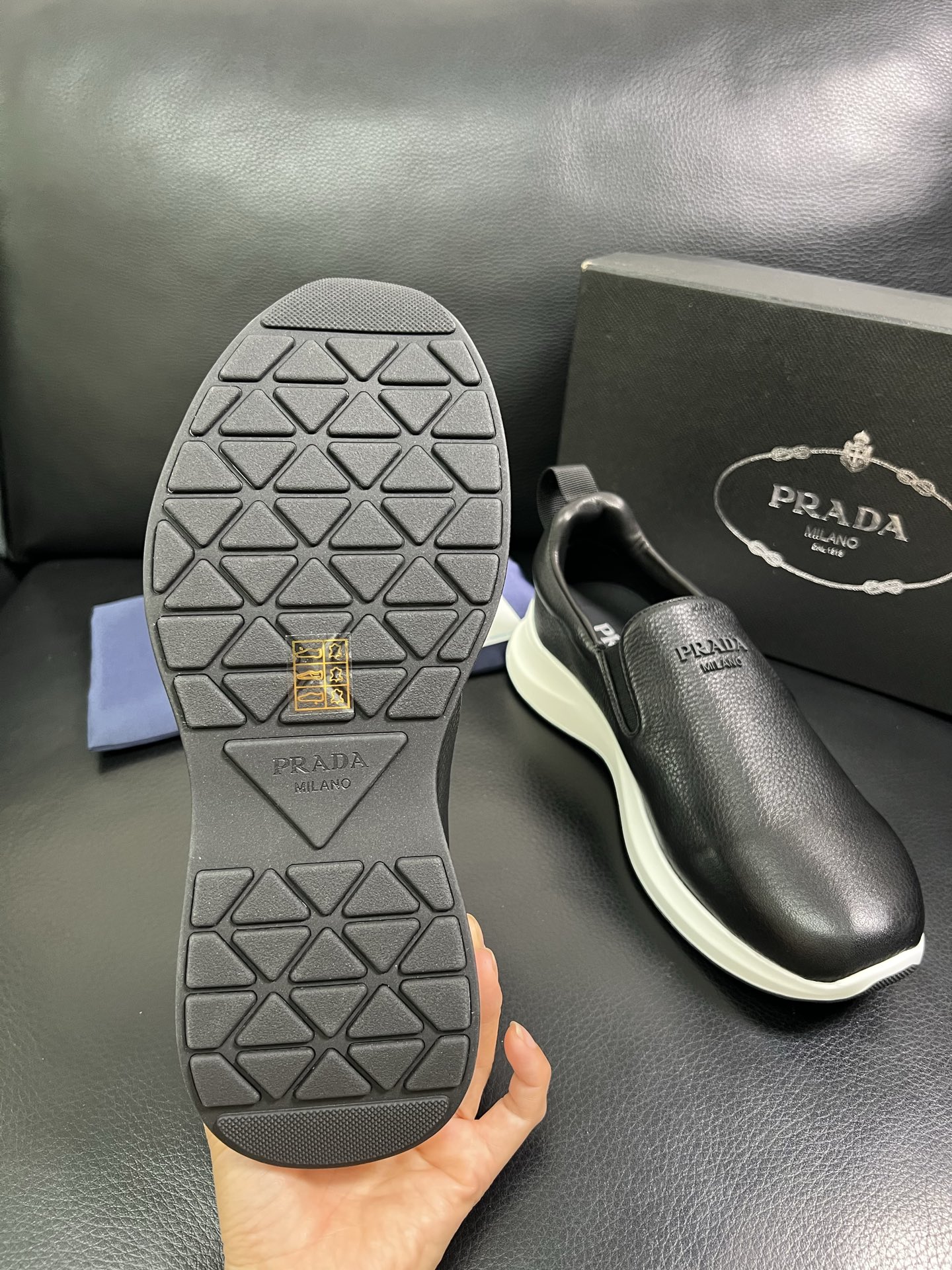  Prada🔍顶级代购🇮🇹 普拉达 专柜新款，原厂配置意大利进口牛皮面料，高品质复杂拼接工艺，进口牛皮内