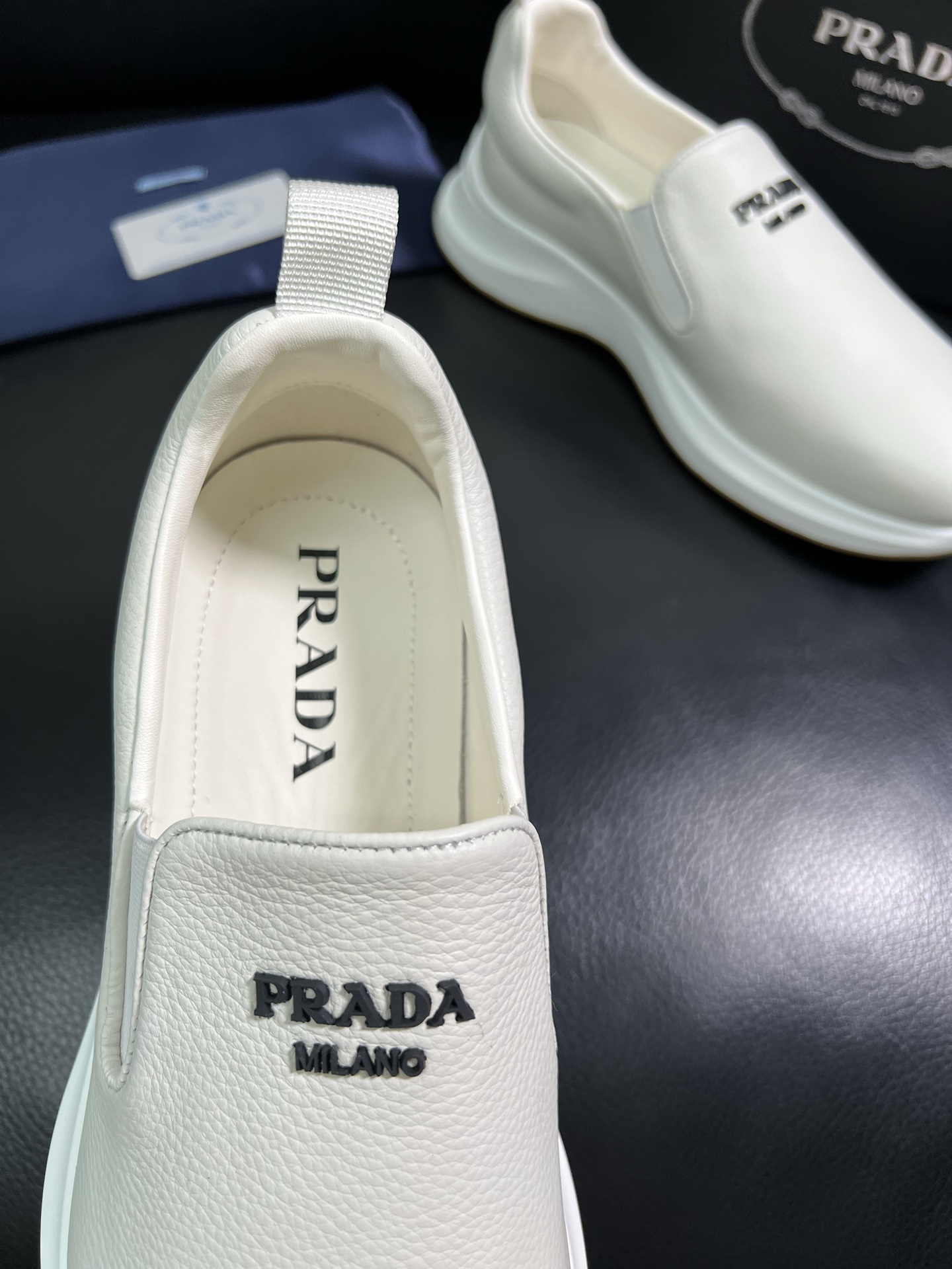  Prada🔍顶级代购🇮🇹 普拉达 专柜新款，原厂配置意大利进口牛皮面料，高品质复杂拼接工艺，进口牛皮内