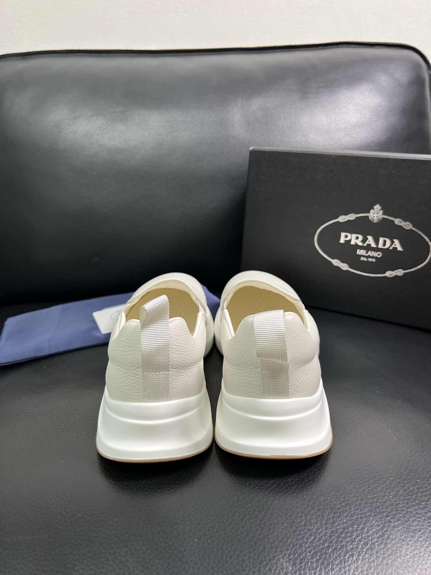  Prada🔍顶级代购🇮🇹 普拉达 专柜新款，原厂配置意大利进口牛皮面料，高品质复杂拼接工艺，进口牛皮内