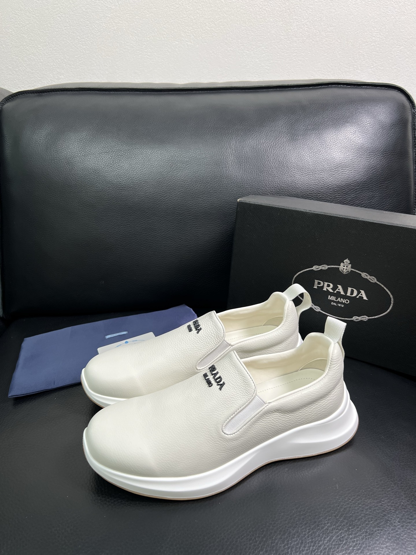  Prada🔍顶级代购🇮🇹 普拉达 专柜新款，原厂配置意大利进口牛皮面料，高品质复杂拼接工艺，进口牛皮内