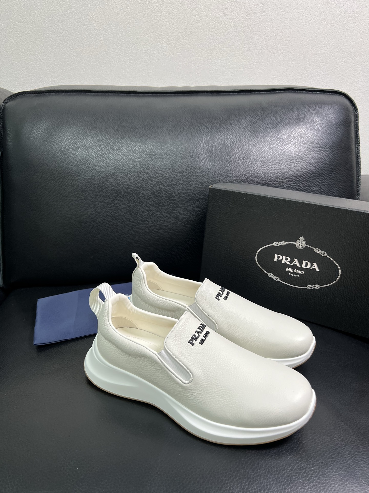 Prada🔍顶级代购🇮🇹 普拉达 专柜新款，原厂配置意大利进口牛皮面料，高品质复杂拼接工艺，进口牛皮内