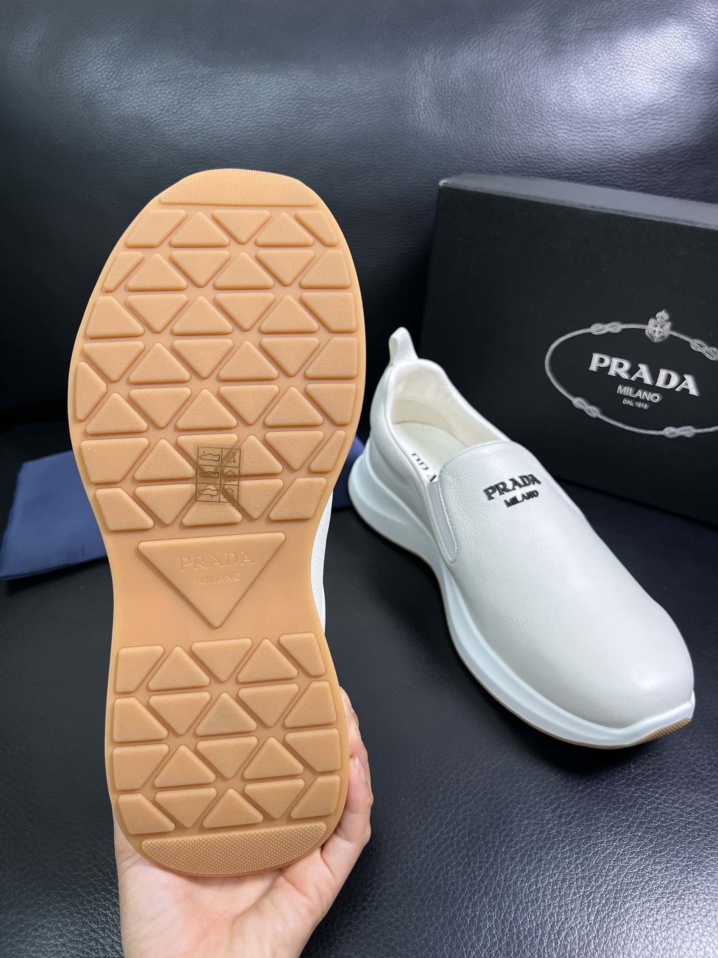  Prada🔍顶级代购🇮🇹 普拉达 专柜新款，原厂配置意大利进口牛皮面料，高品质复杂拼接工艺，进口牛皮内